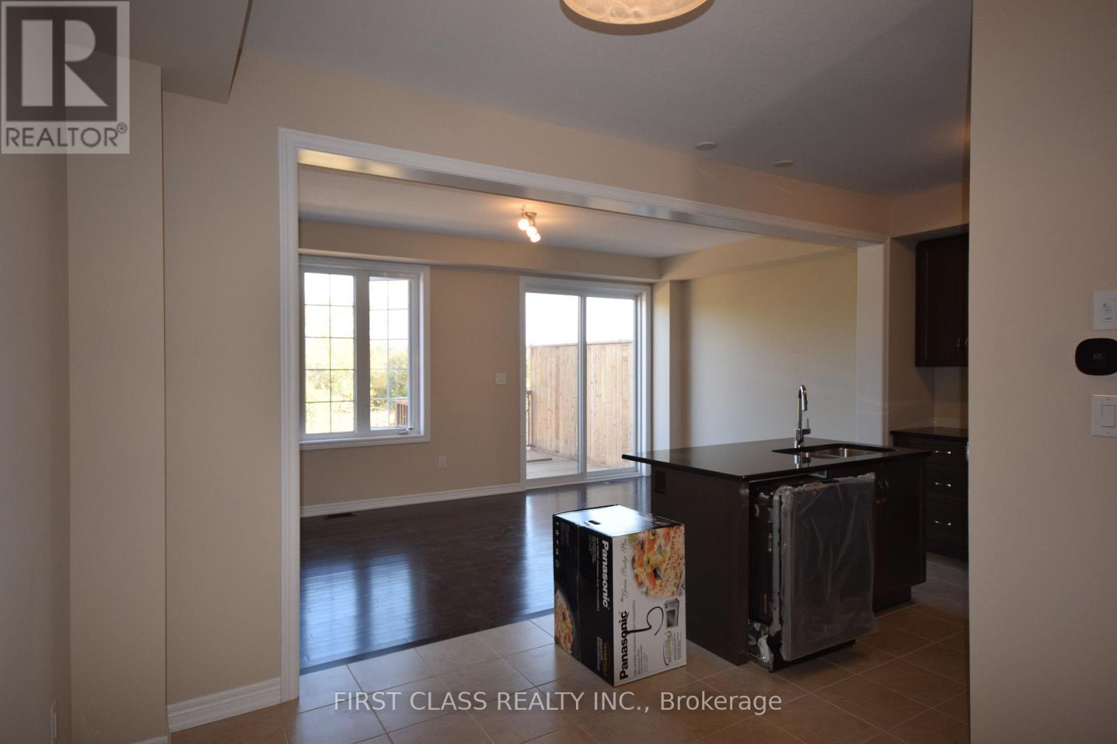 3273 Mockingbird Common Court, Oakville, Ontario  L6H 0W9 - Photo 4 - W12883944