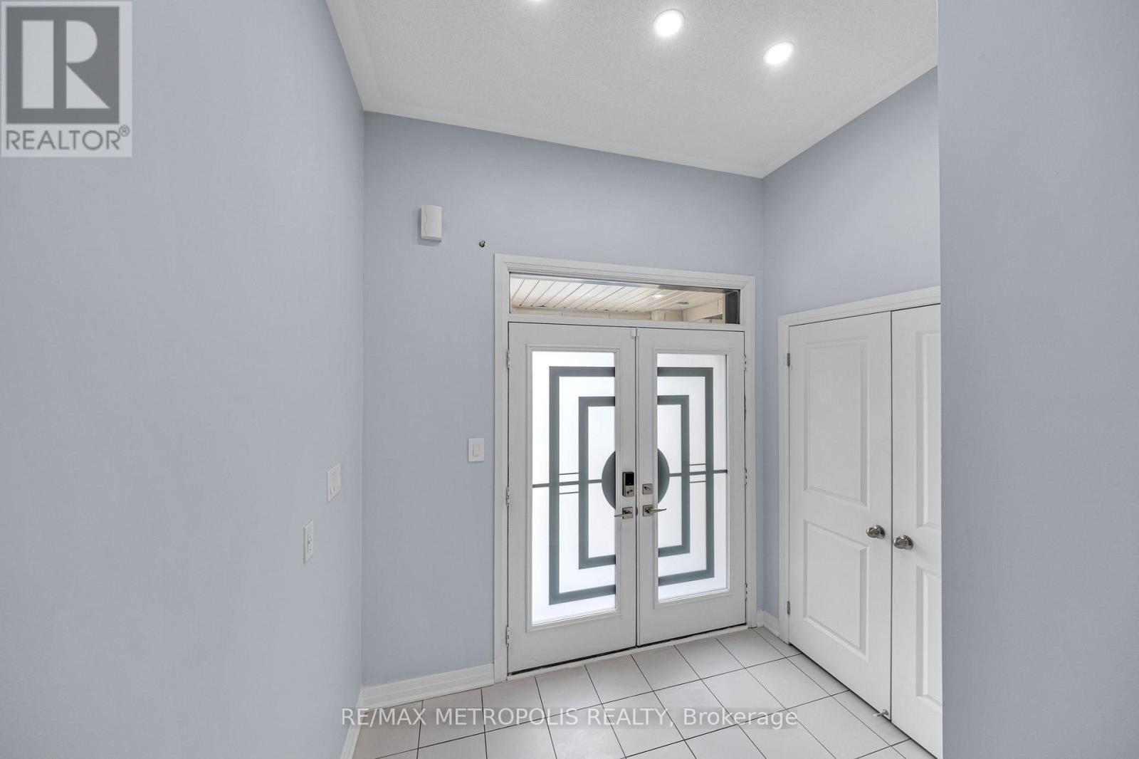 35 Clipper Lane, Clarington, Ontario  L1C 4B1 - Photo 4 - E12884000