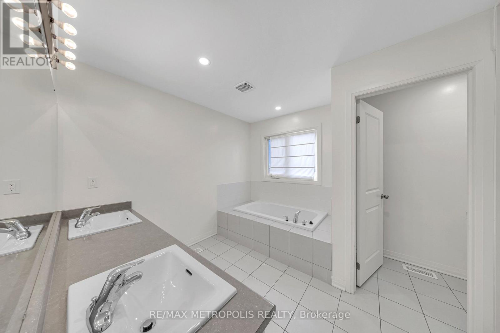 35 Clipper Lane, Clarington, Ontario  L1C 4B1 - Photo 46 - E12884000