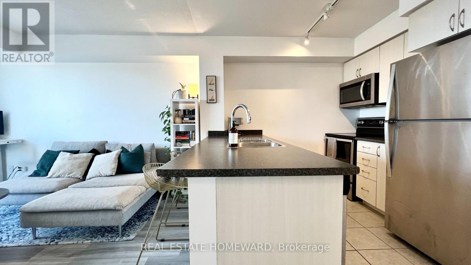 912 - 8 Trent Avenue, Toronto, Ontario  M4C 0A6 - Photo 3 - E12884006