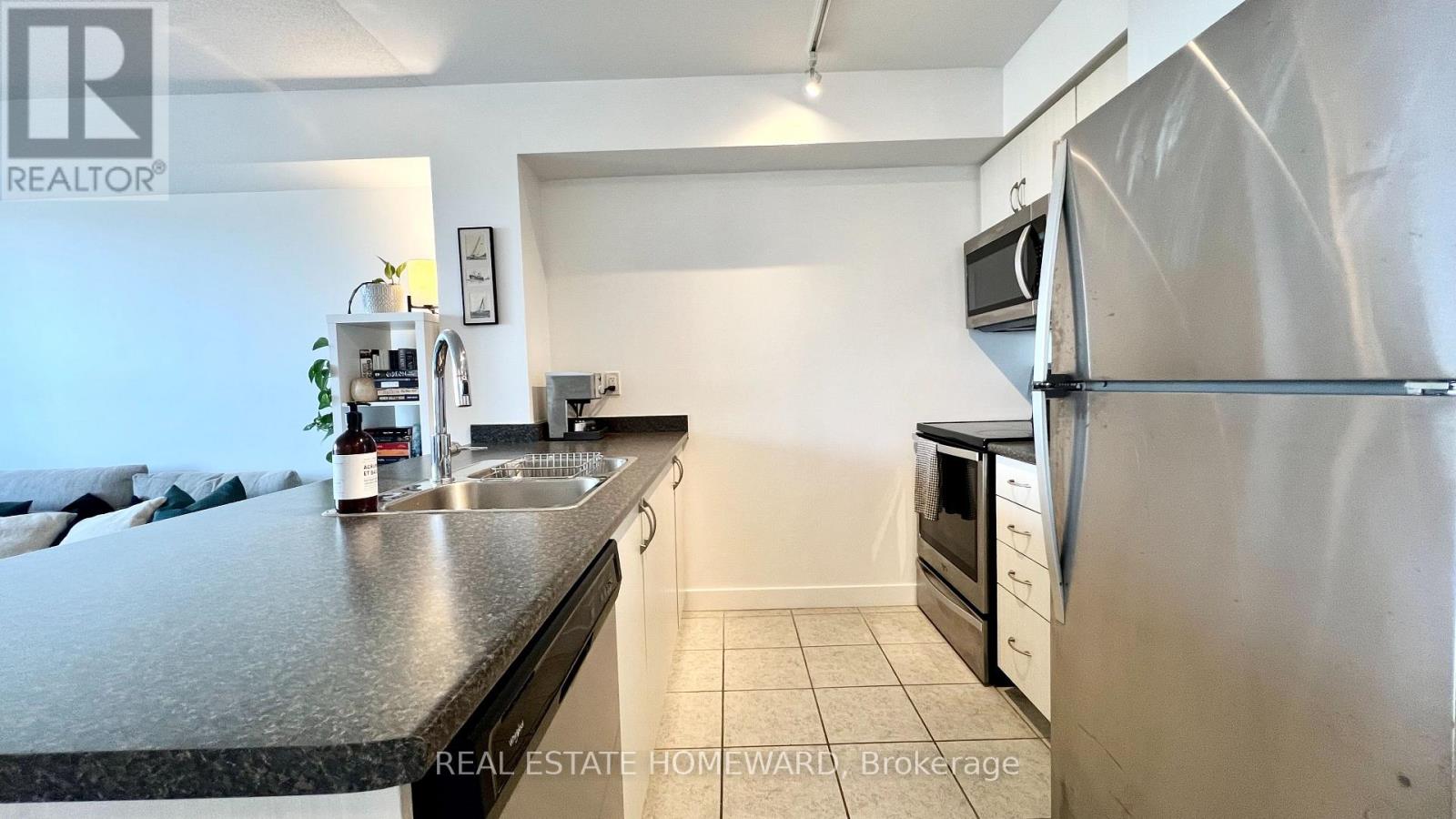 912 - 8 Trent Avenue, Toronto, Ontario  M4C 0A6 - Photo 8 - E12884006