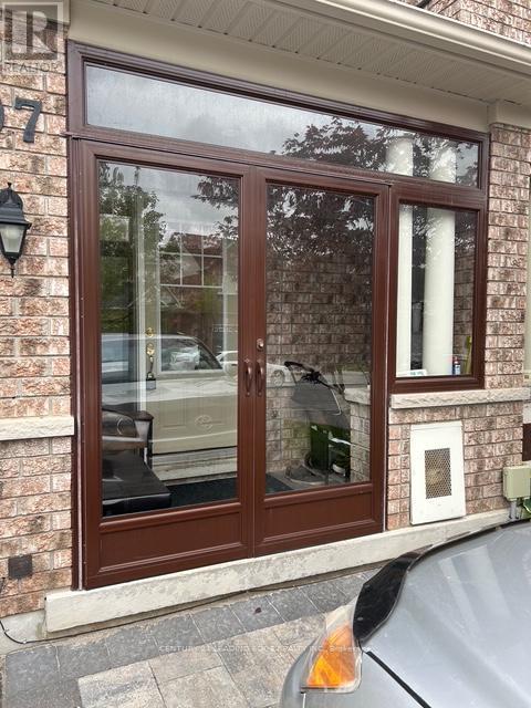 97 Thatcher Crescent, East Gwillimbury, Ontario  L9N 0B9 - Photo 2 - N12883994