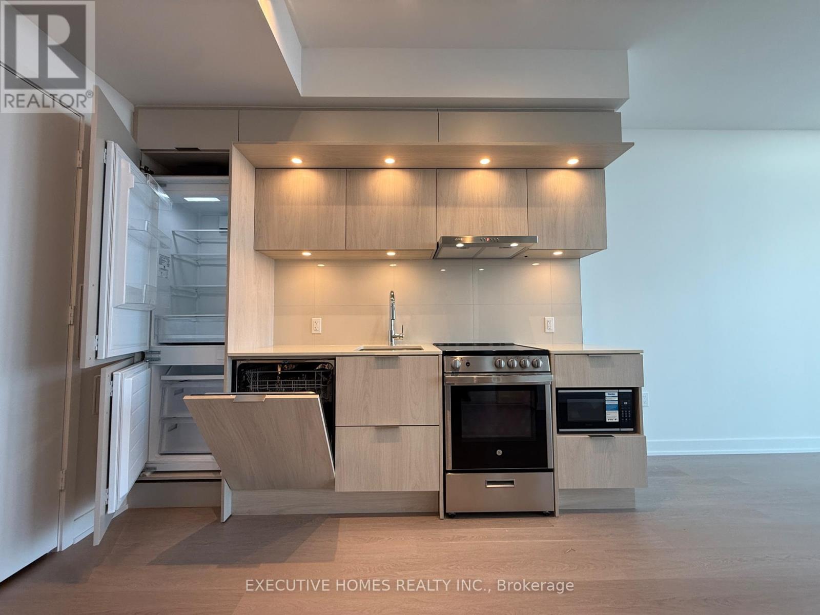 2910 - 448 Burnhamthrope Road W, Mississauga, Ontario  L5B 0R4 - Photo 4 - W12883956