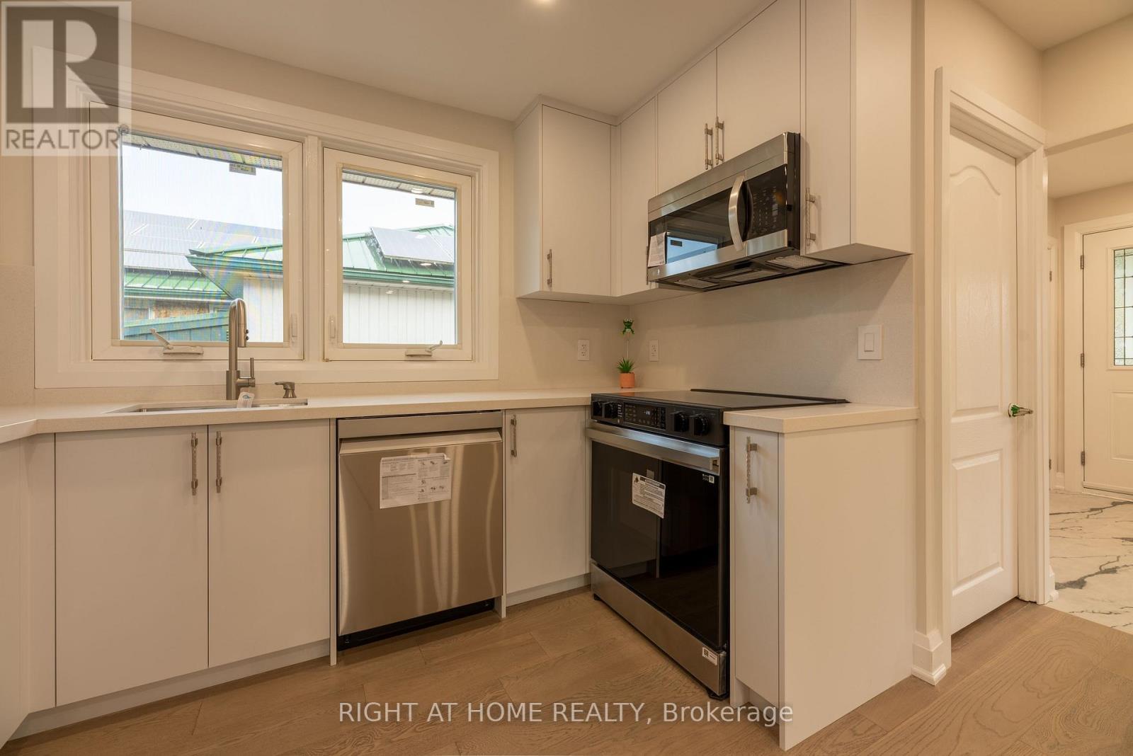 343 Boisdale Avenue, Richmond Hill (Harding), Ontario  L4C 1R4 - Photo 8 - N12859910