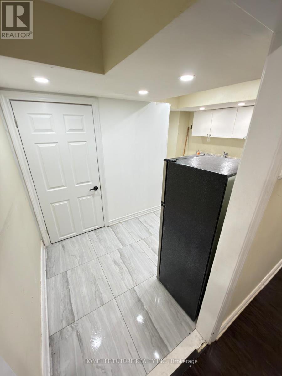 BSMT - 35 MANTIS ROAD, Toronto, Ontario