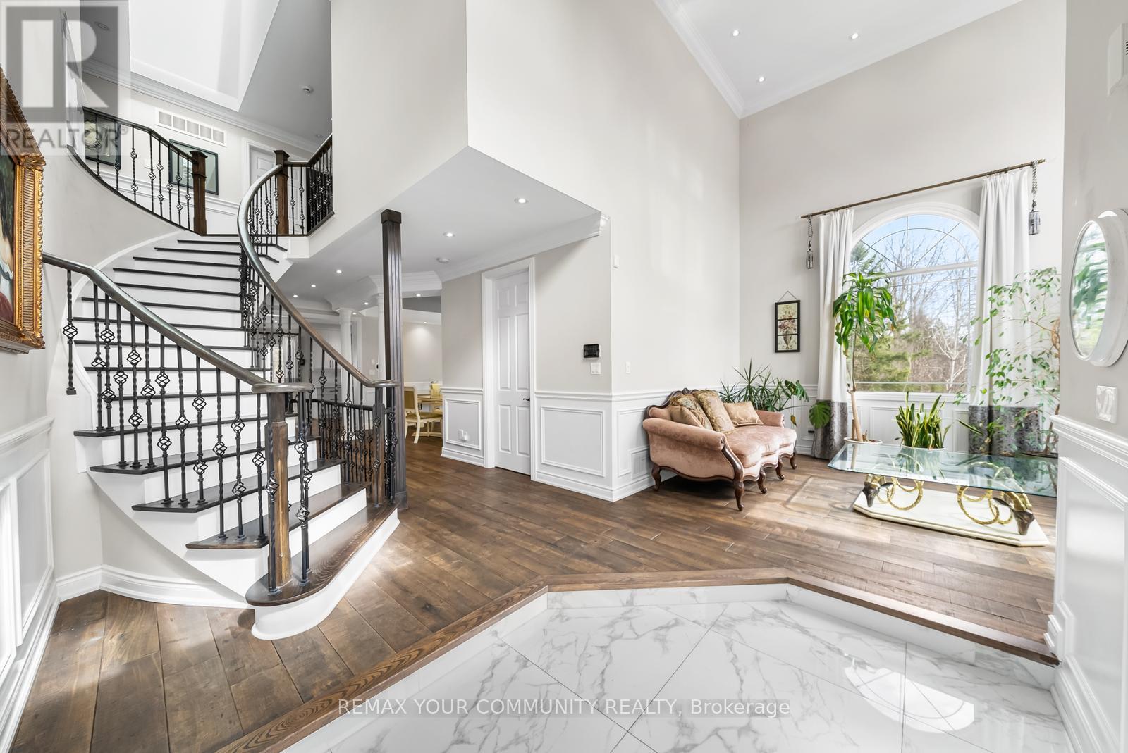 31 Marinucci Court, Richmond Hill, Ontario  L4C 0M5 - Photo 3 - N12884072