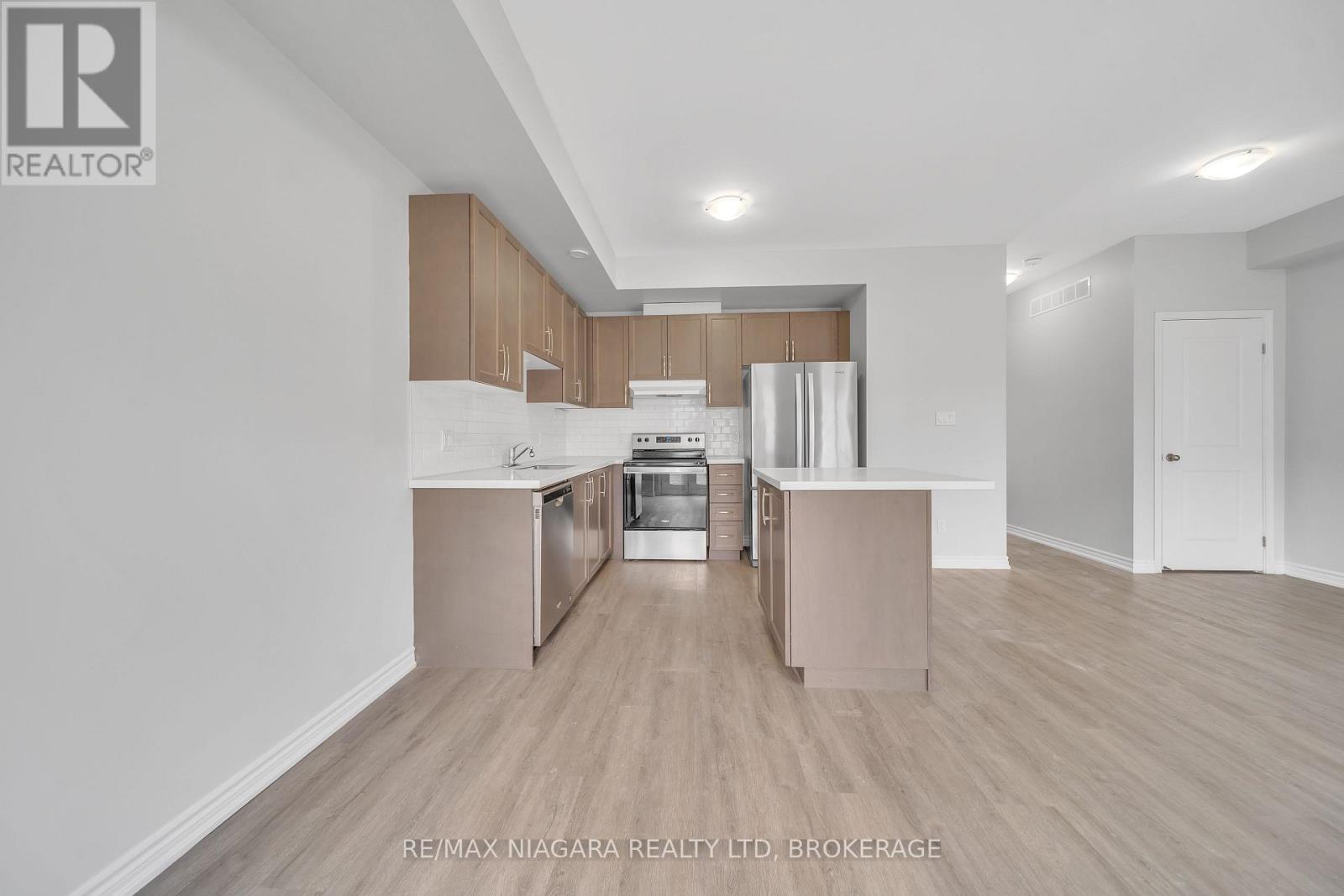 178 Broadway Lane, Welland, Ontario  L3C 5L5 - Photo 5 - X12884124