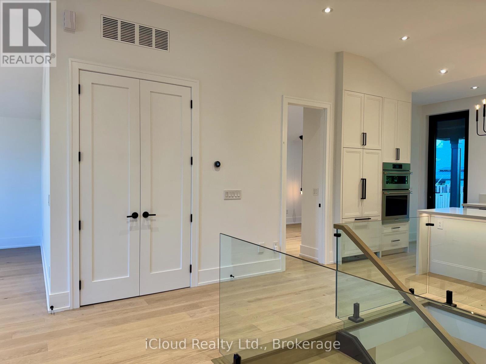 201 Troy Street, Mississauga, Ontario  L5G 1S9 - Photo 10 - W12884120