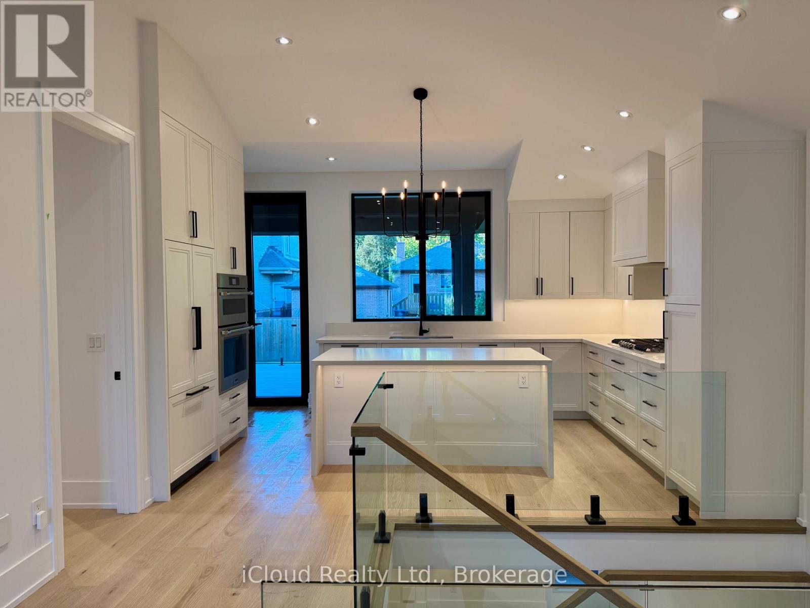 201 Troy Street, Mississauga, Ontario  L5G 1S9 - Photo 13 - W12884120