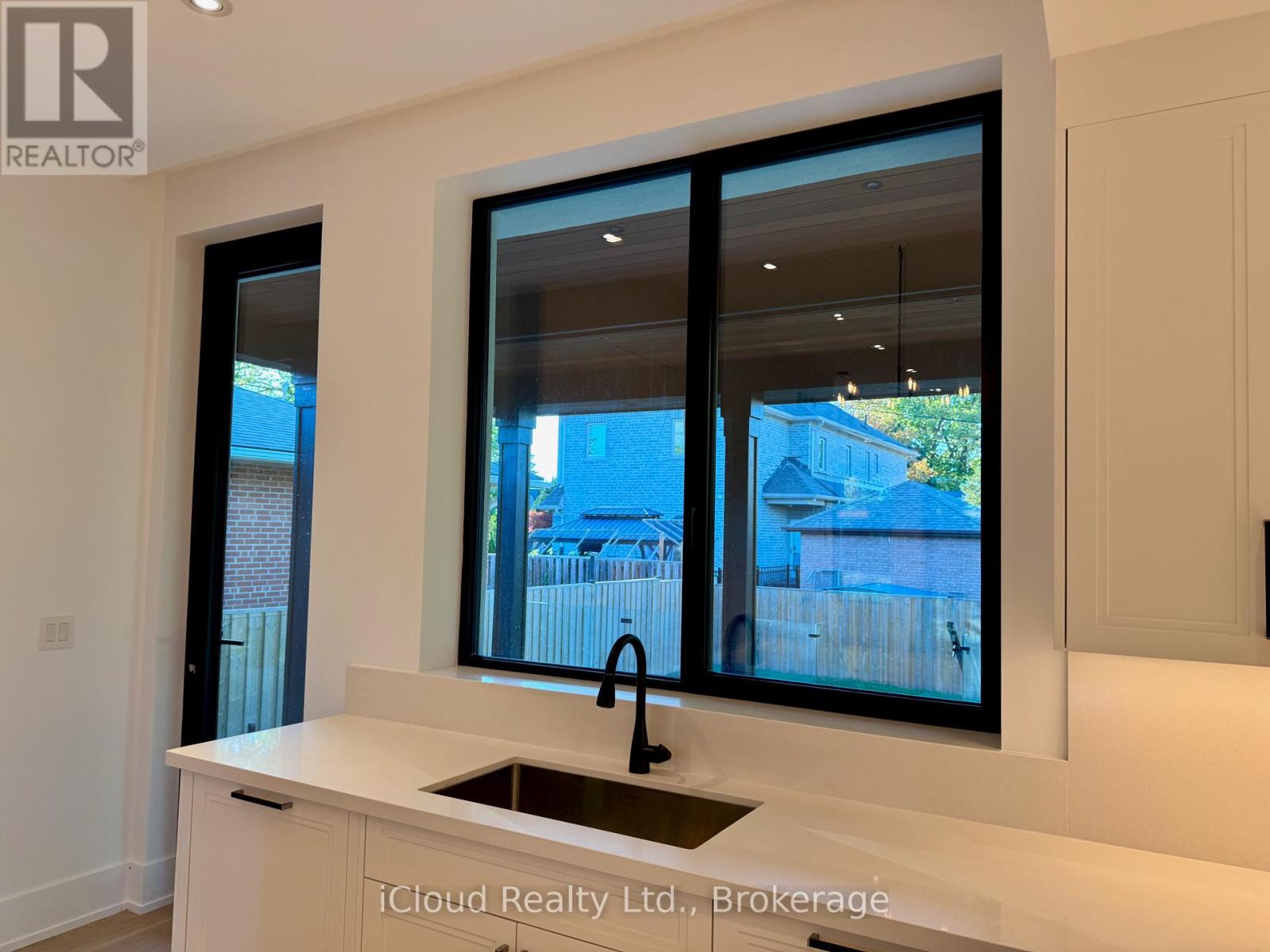 201 Troy Street, Mississauga, Ontario  L5G 1S9 - Photo 16 - W12884120