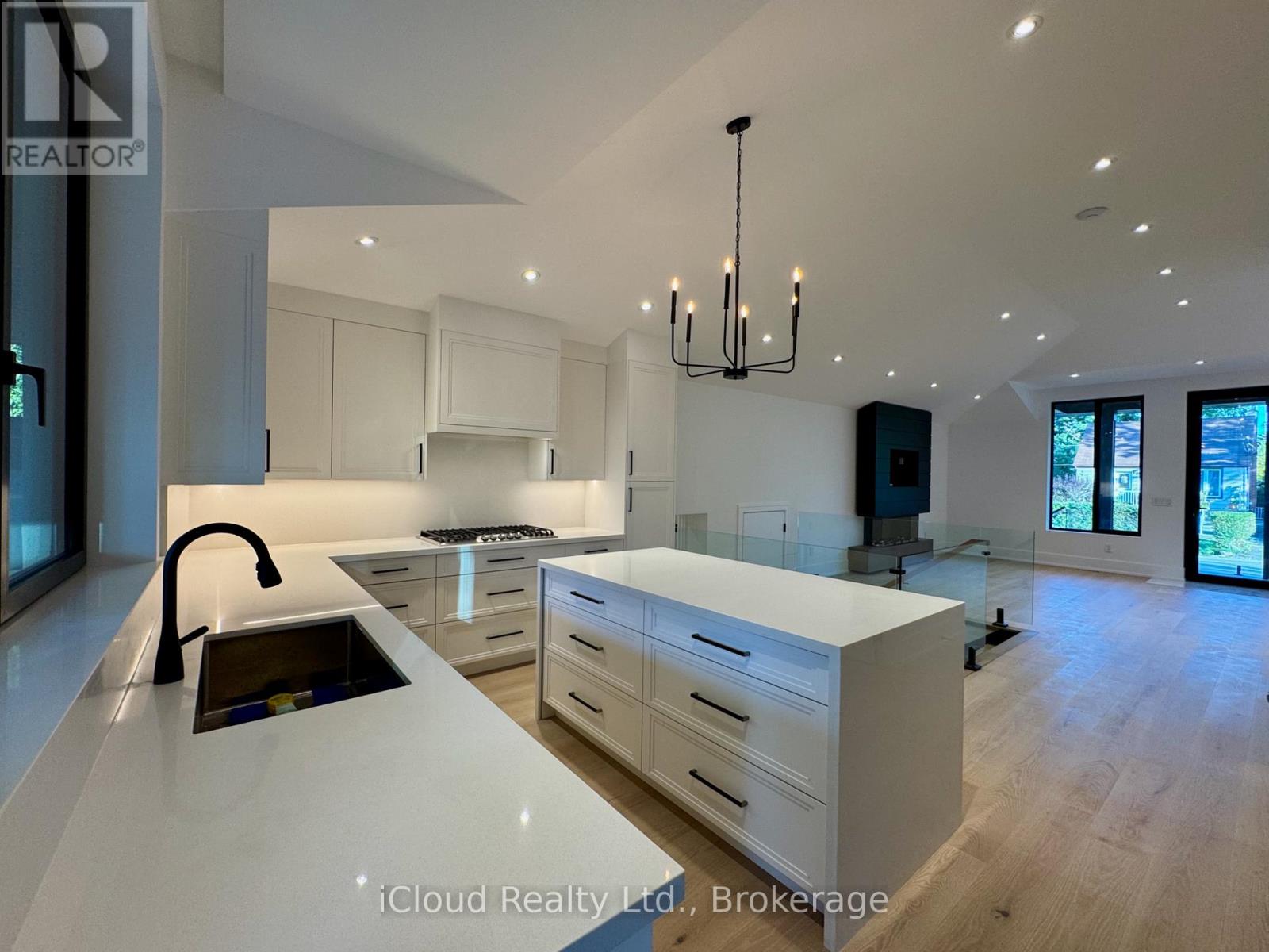 201 Troy Street, Mississauga, Ontario  L5G 1S9 - Photo 18 - W12884120