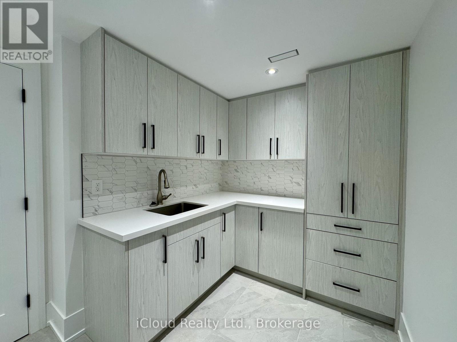 201 Troy Street, Mississauga, Ontario  L5G 1S9 - Photo 37 - W12884120