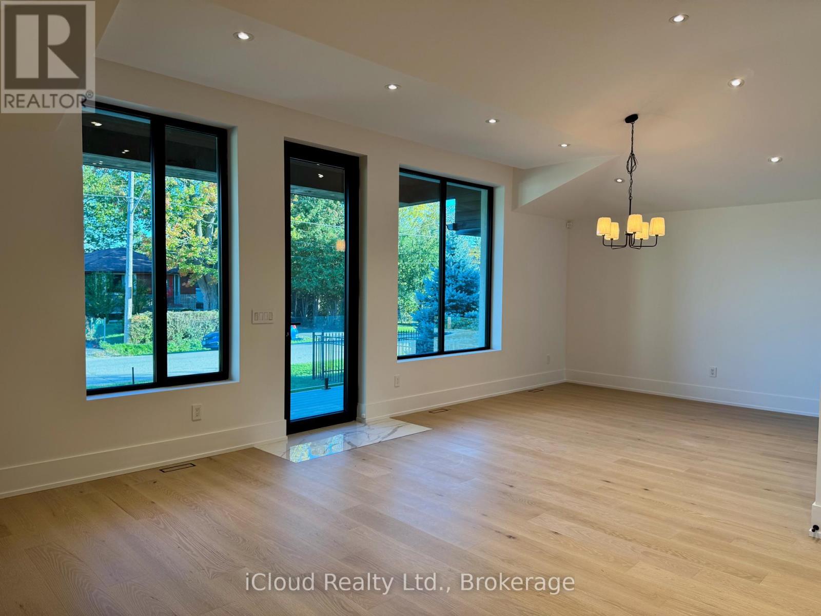 201 Troy Street, Mississauga, Ontario  L5G 1S9 - Photo 5 - W12884120