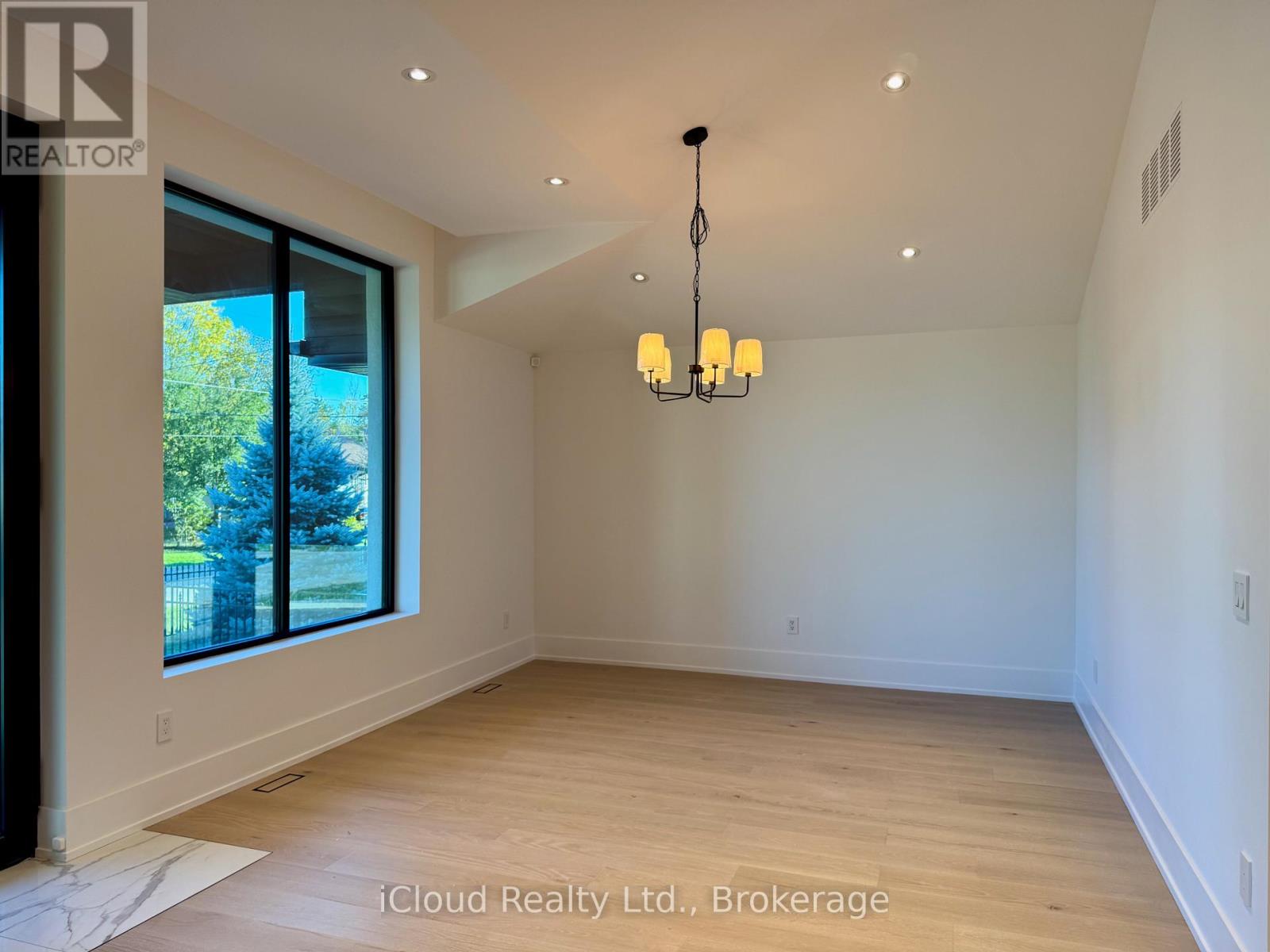 201 Troy Street, Mississauga, Ontario  L5G 1S9 - Photo 6 - W12884120