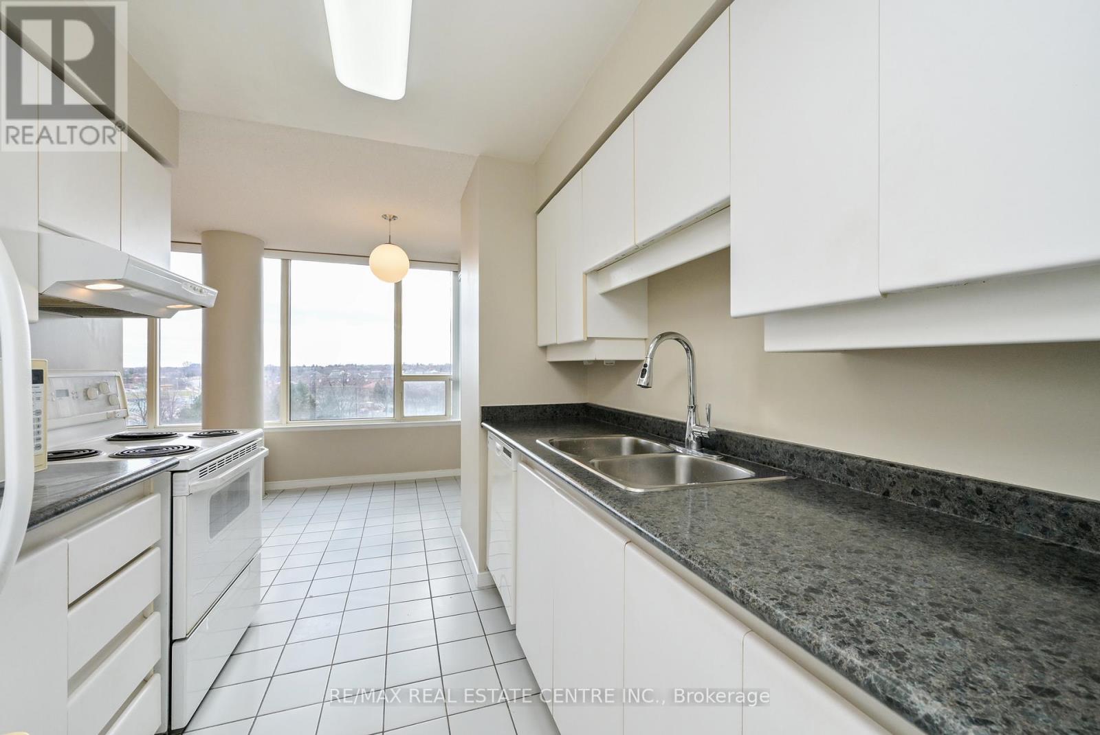 #609 - 330 Rathburn Road W, Mississauga (Creditview), Ontario  L5B 3Y1 - Photo 5 - W12884130