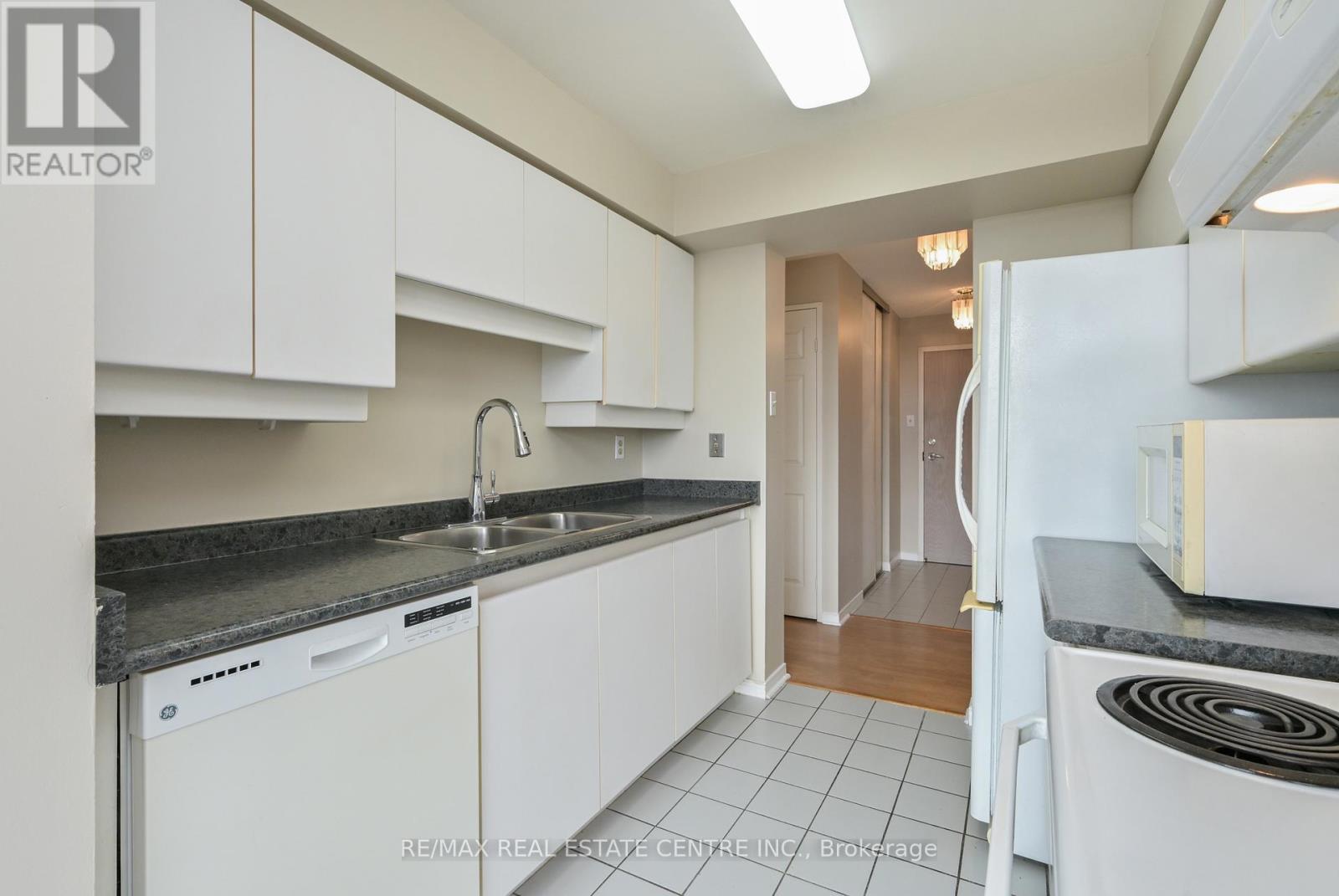 #609 - 330 Rathburn Road W, Mississauga (Creditview), Ontario  L5B 3Y1 - Photo 6 - W12884130