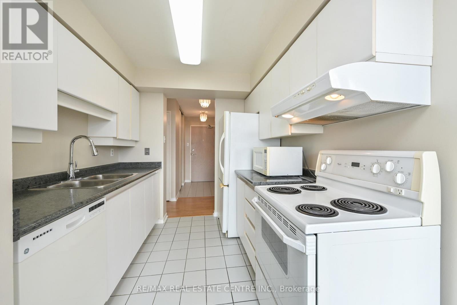 #609 - 330 Rathburn Road W, Mississauga (Creditview), Ontario  L5B 3Y1 - Photo 7 - W12884130