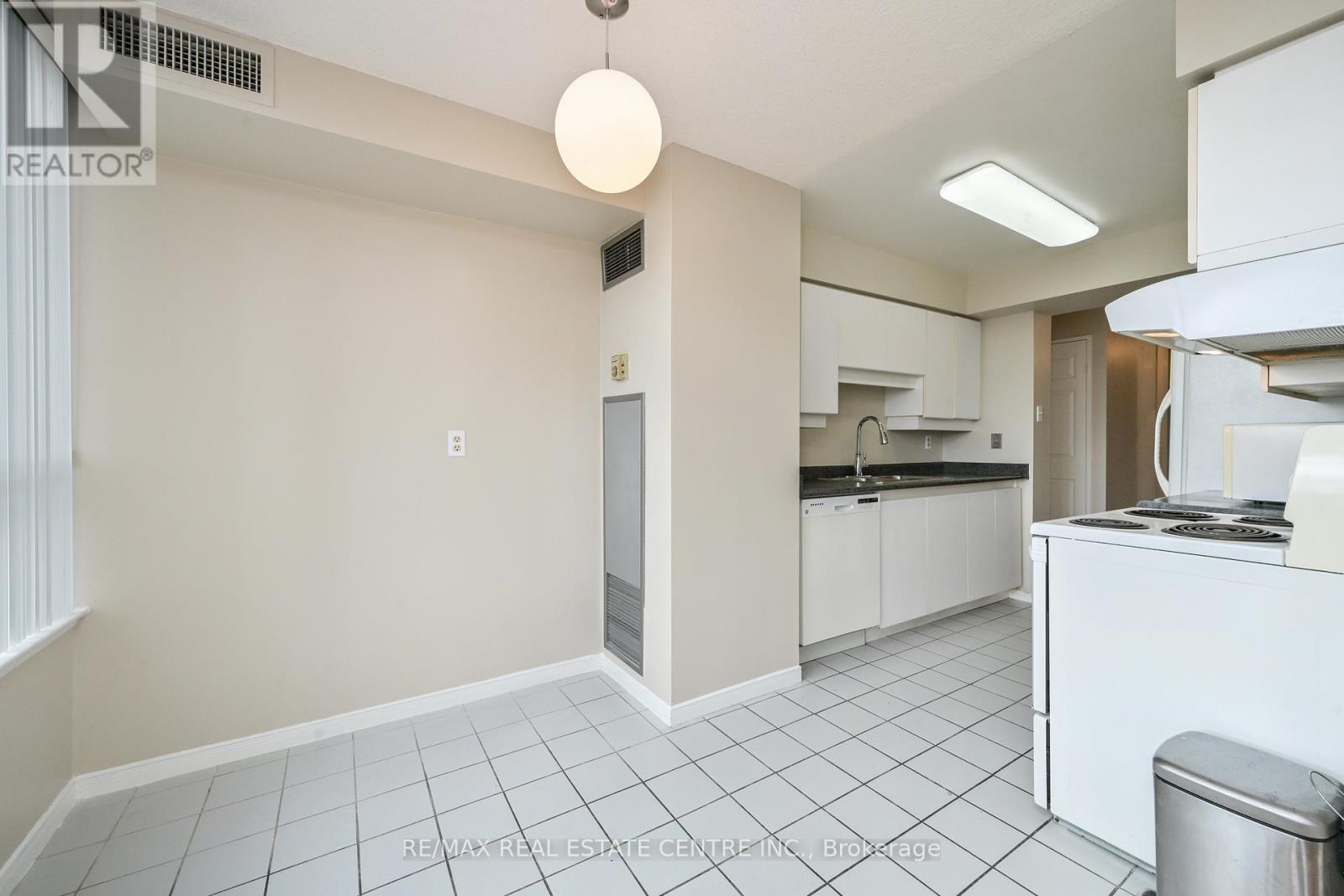 #609 - 330 Rathburn Road W, Mississauga (Creditview), Ontario  L5B 3Y1 - Photo 9 - W12884130