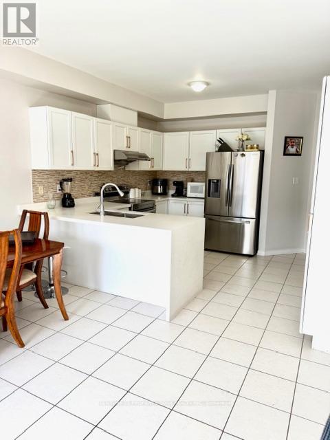 11 Kettlewell Crescent, Brampton (Sandringham-Wellington), Ontario  L6R 0T3 - Photo 4 - W12884148