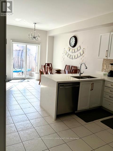 11 Kettlewell Crescent, Brampton (Sandringham-Wellington), Ontario  L6R 0T3 - Photo 5 - W12884148