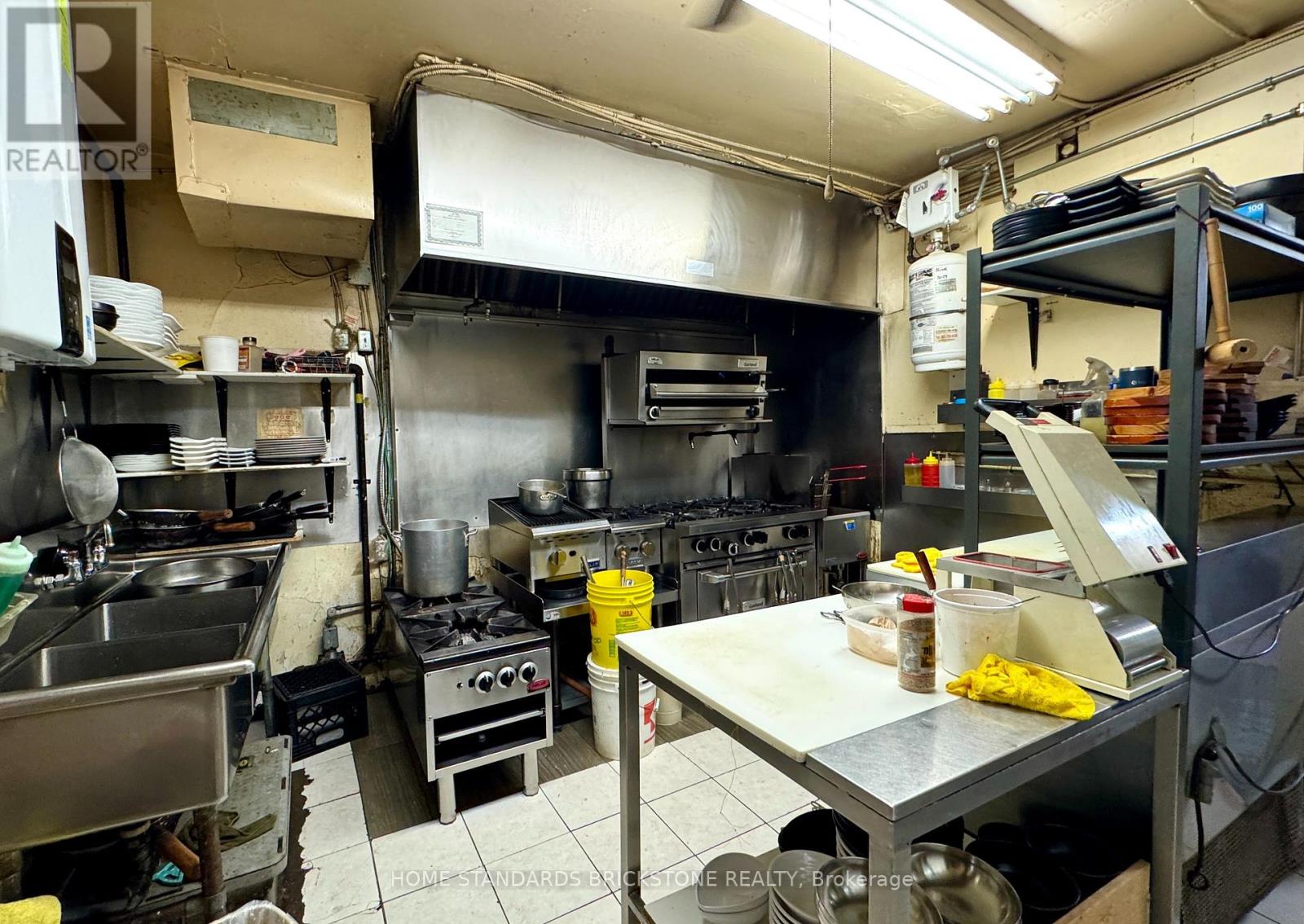 586 Bloor Street W, Toronto, Ontario  M6G 1K4 - Photo 8 - C12884196