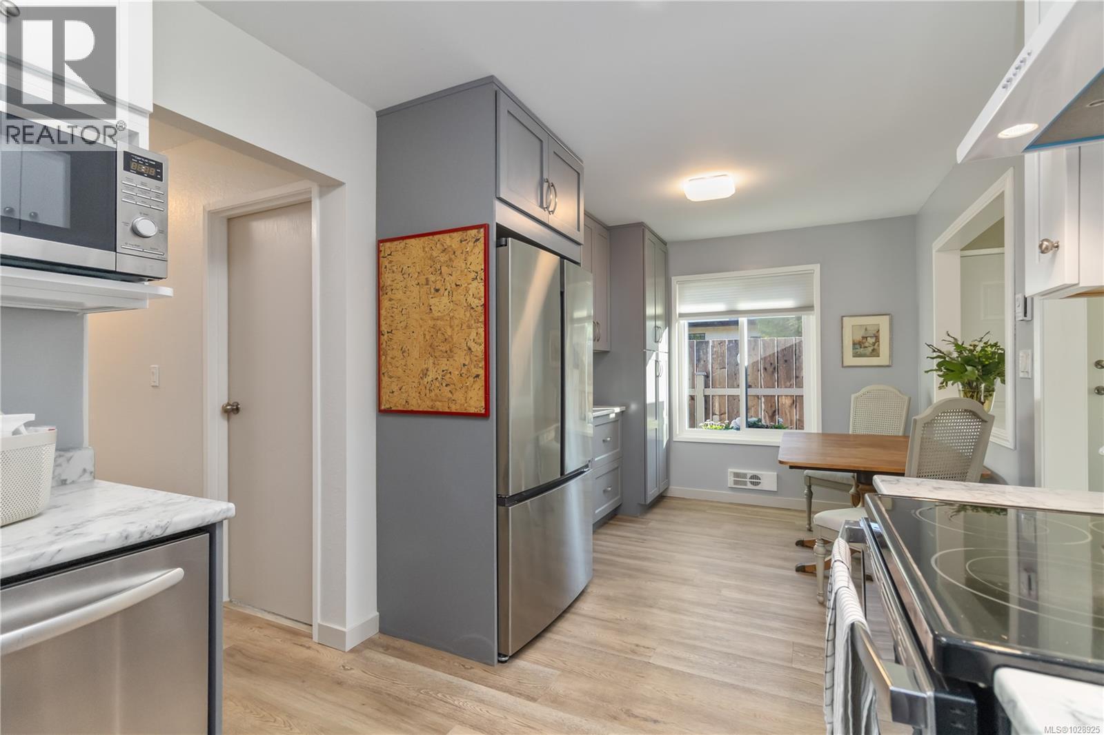 2 2034 Weiler Ave, Sidney, British Columbia  V8L 1R4 - Photo 10 - 1028925