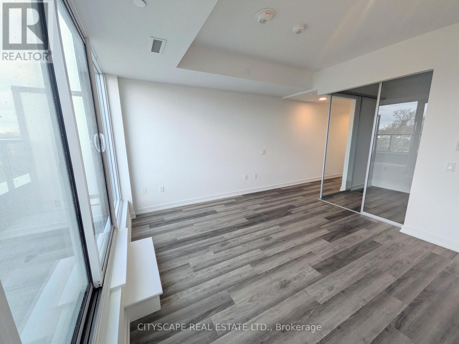 301 - 6 Chartwell Road, Toronto, Ontario  M8Z 0H2 - Photo 4 - W12884204