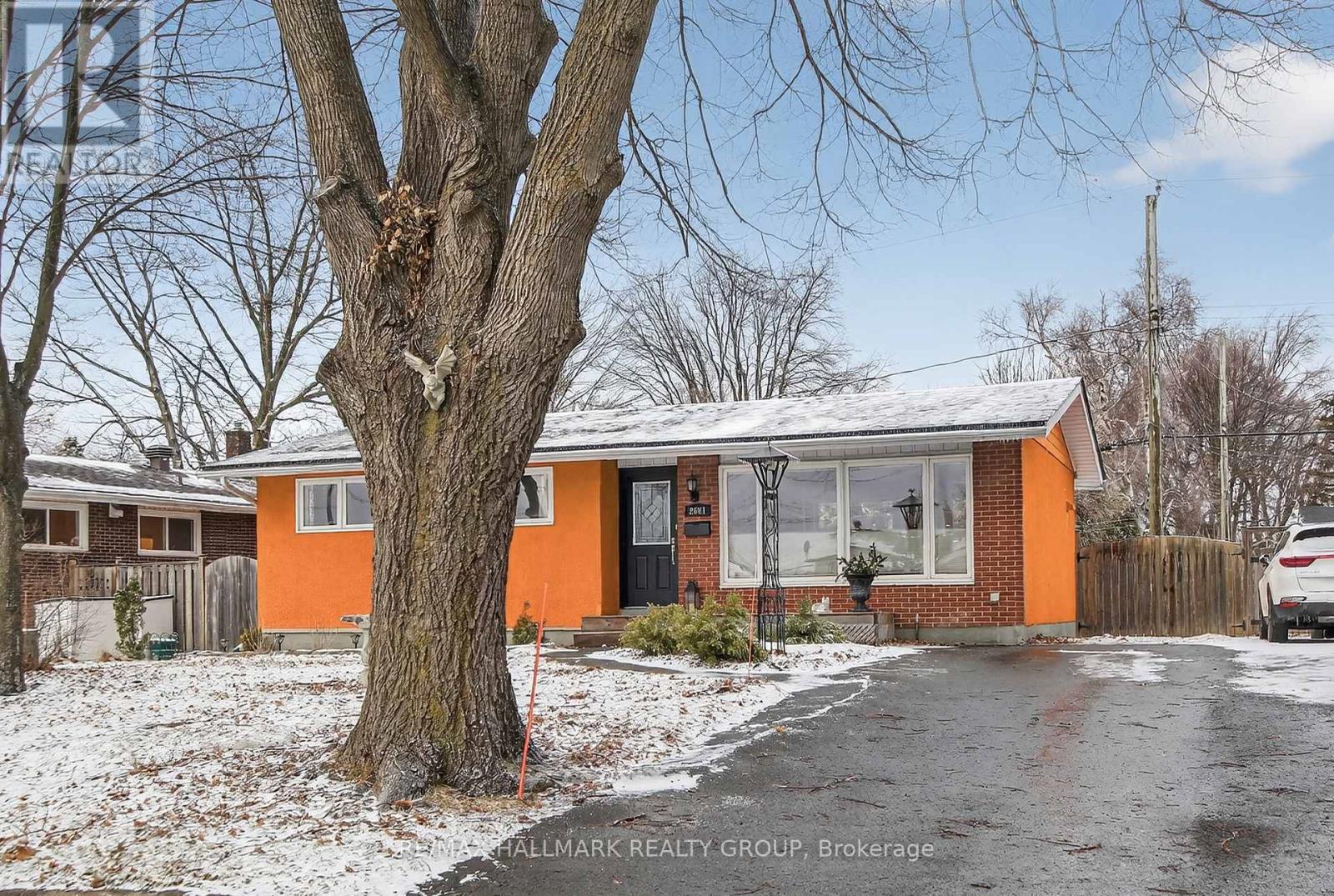 2401 Magnus Avenue, Ottawa, Ontario  K1G 1J7 - Photo 2 - X12884274