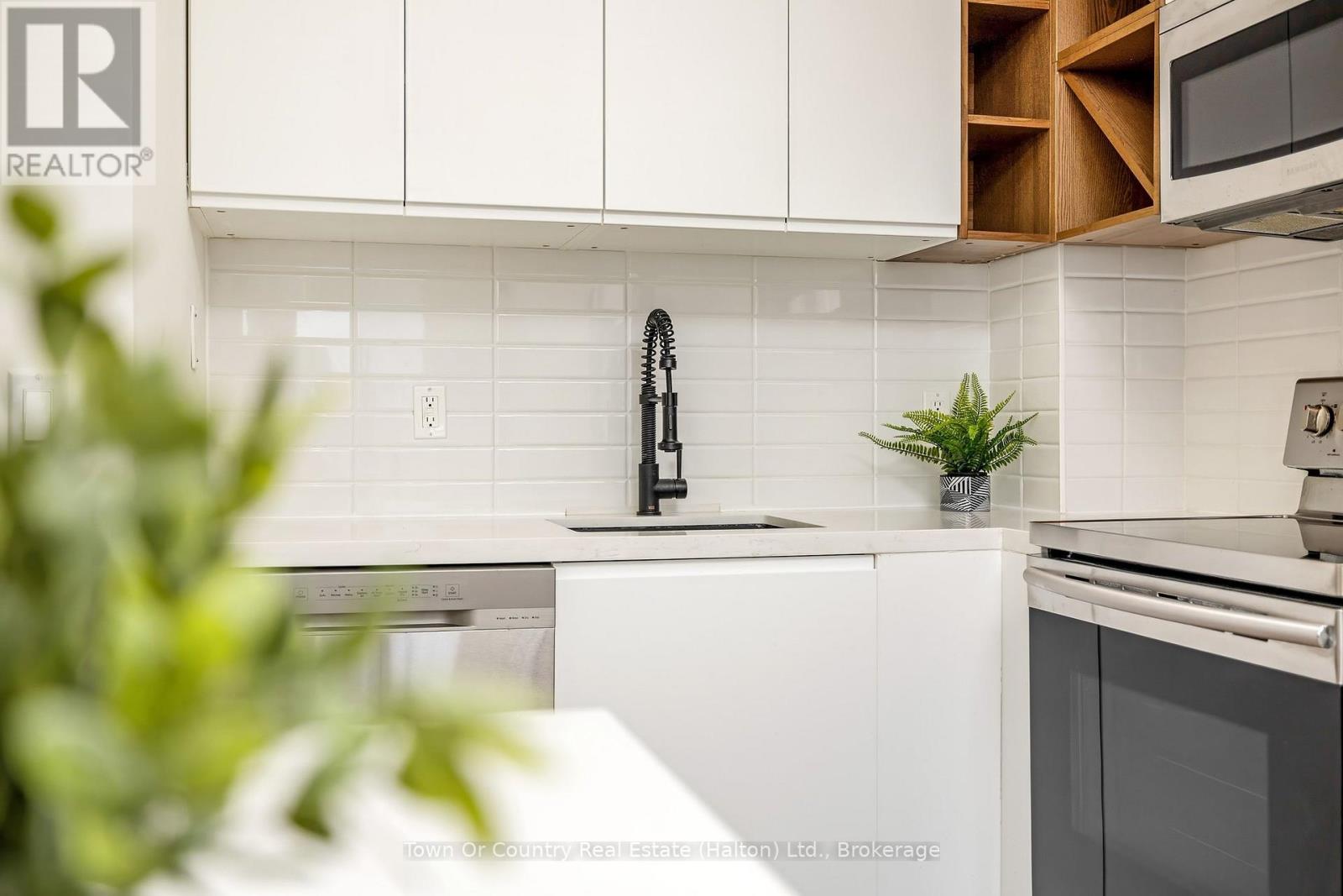 200 Burnhamthorpe Road E, Mississauga, Ontario  L5A 4L4 - Photo 12 - W12884278