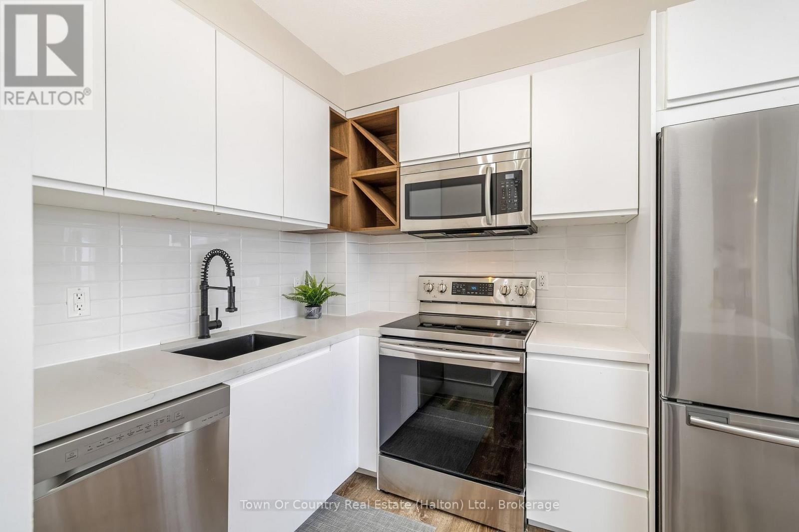 200 Burnhamthorpe Road E, Mississauga, Ontario  L5A 4L4 - Photo 13 - W12884278