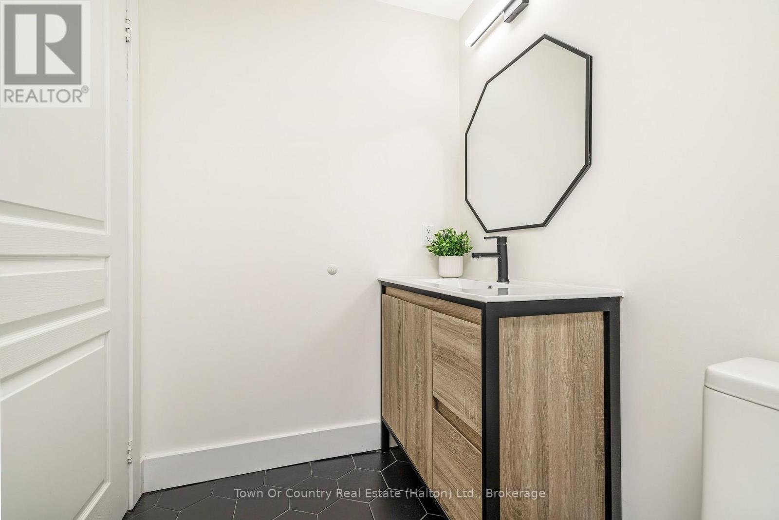 200 Burnhamthorpe Road E, Mississauga, Ontario  L5A 4L4 - Photo 18 - W12884278