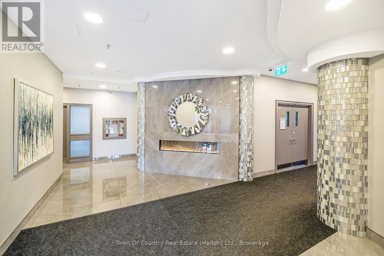 200 Burnhamthorpe Road E, Mississauga, Ontario  L5A 4L4 - Photo 2 - W12884278