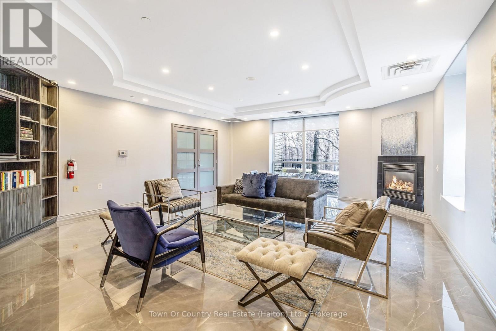 200 Burnhamthorpe Road E, Mississauga, Ontario  L5A 4L4 - Photo 3 - W12884278