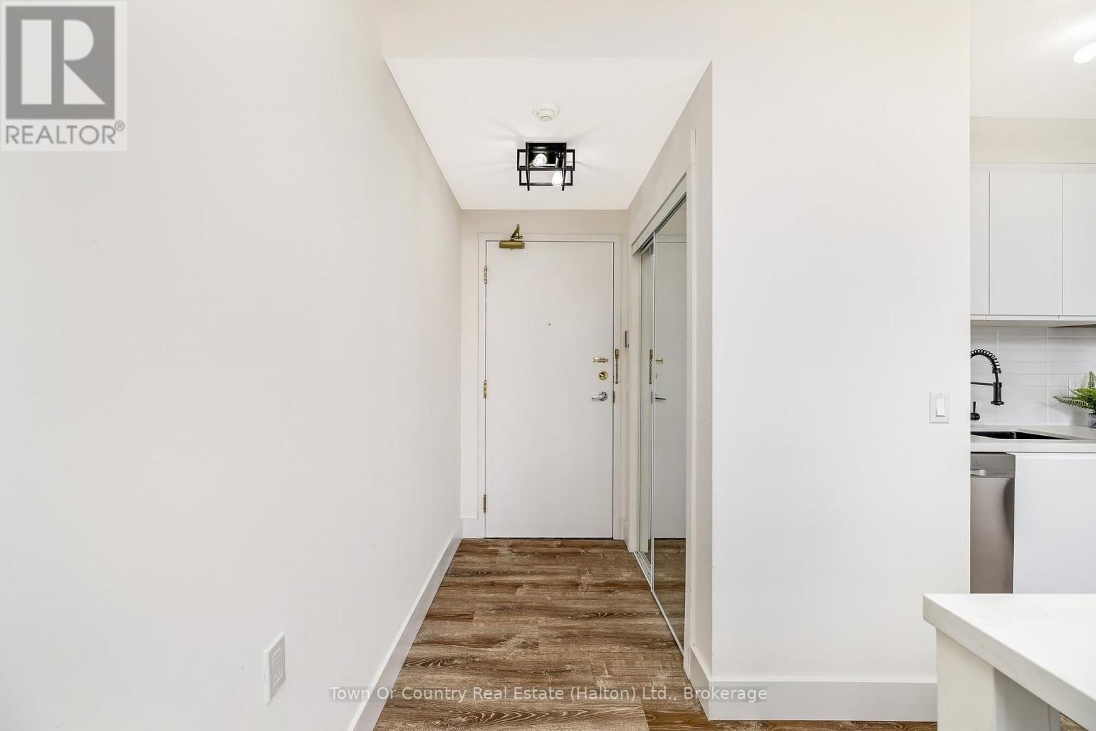 200 Burnhamthorpe Road E, Mississauga, Ontario  L5A 4L4 - Photo 5 - W12884278