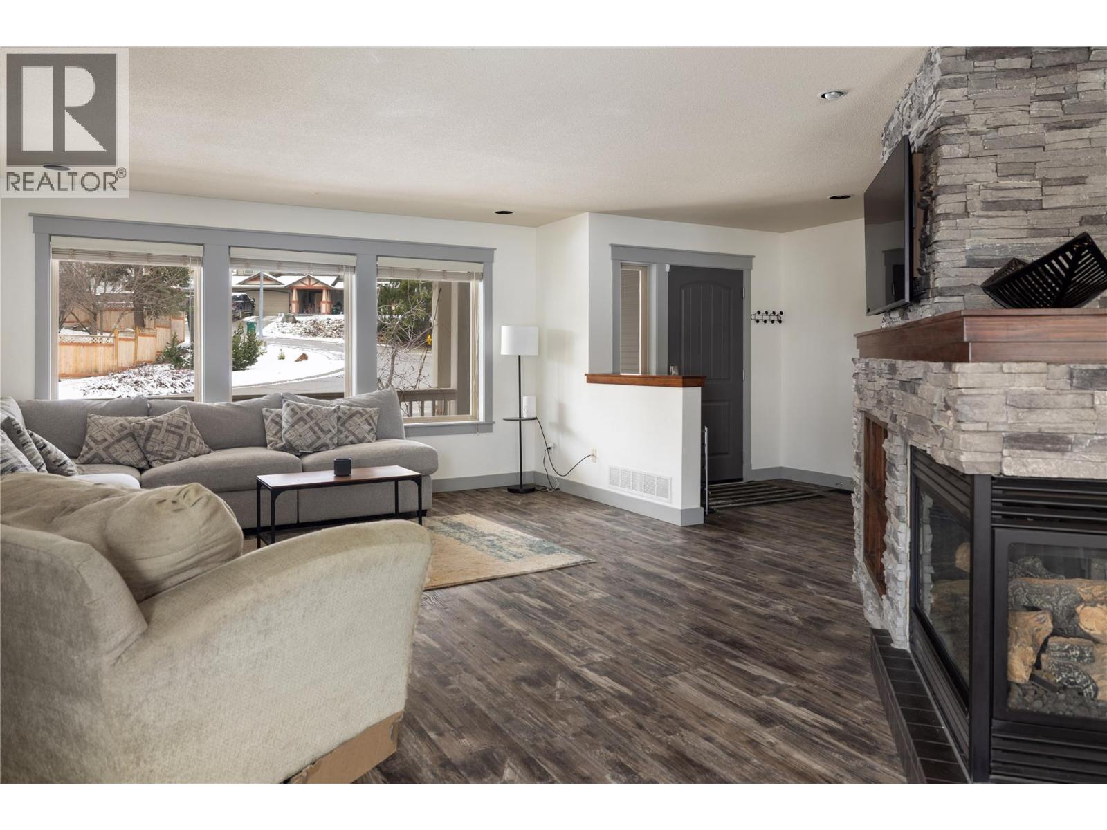 2049 Skyview Crescent, Lumby, British Columbia  V0E 2G0 - Photo 4 - 10379308