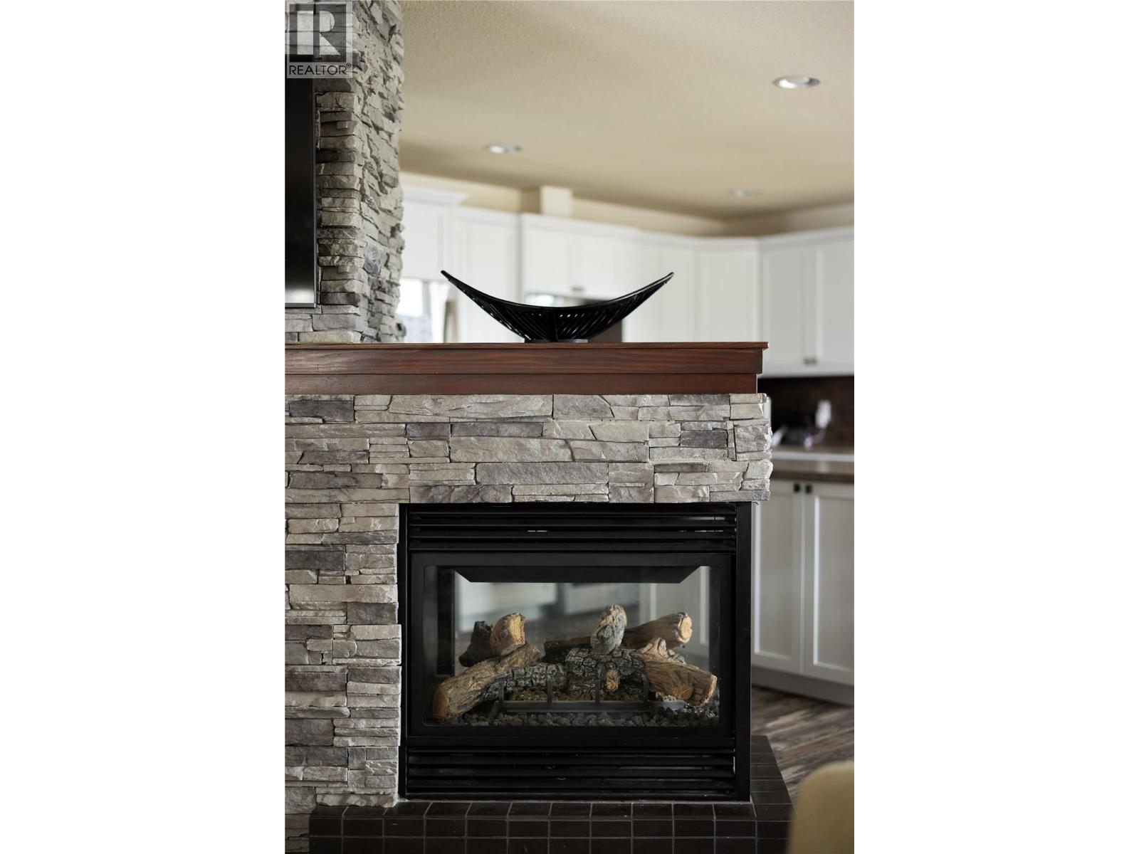 2049 Skyview Crescent, Lumby, British Columbia  V0E 2G0 - Photo 5 - 10379308