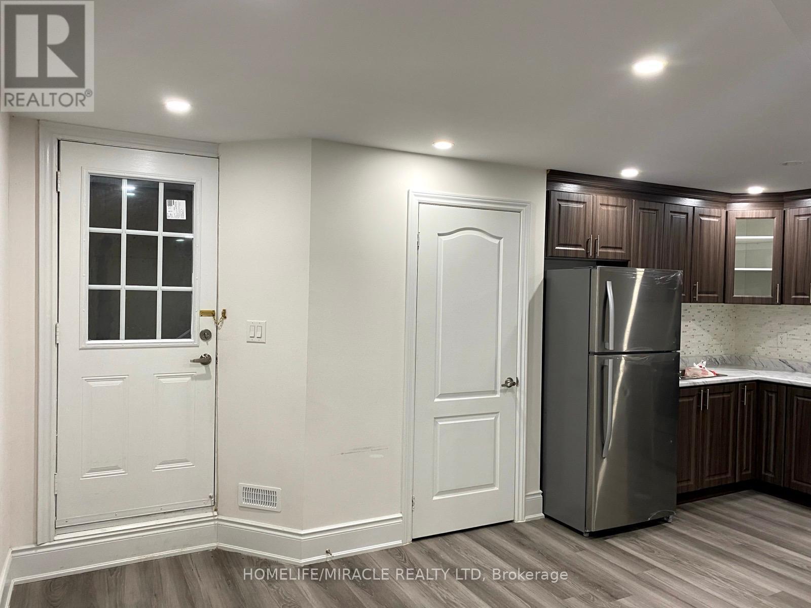 9 Belladonna Circle, Brampton, Ontario  L6P 4B7 - Photo 2 - W12884266