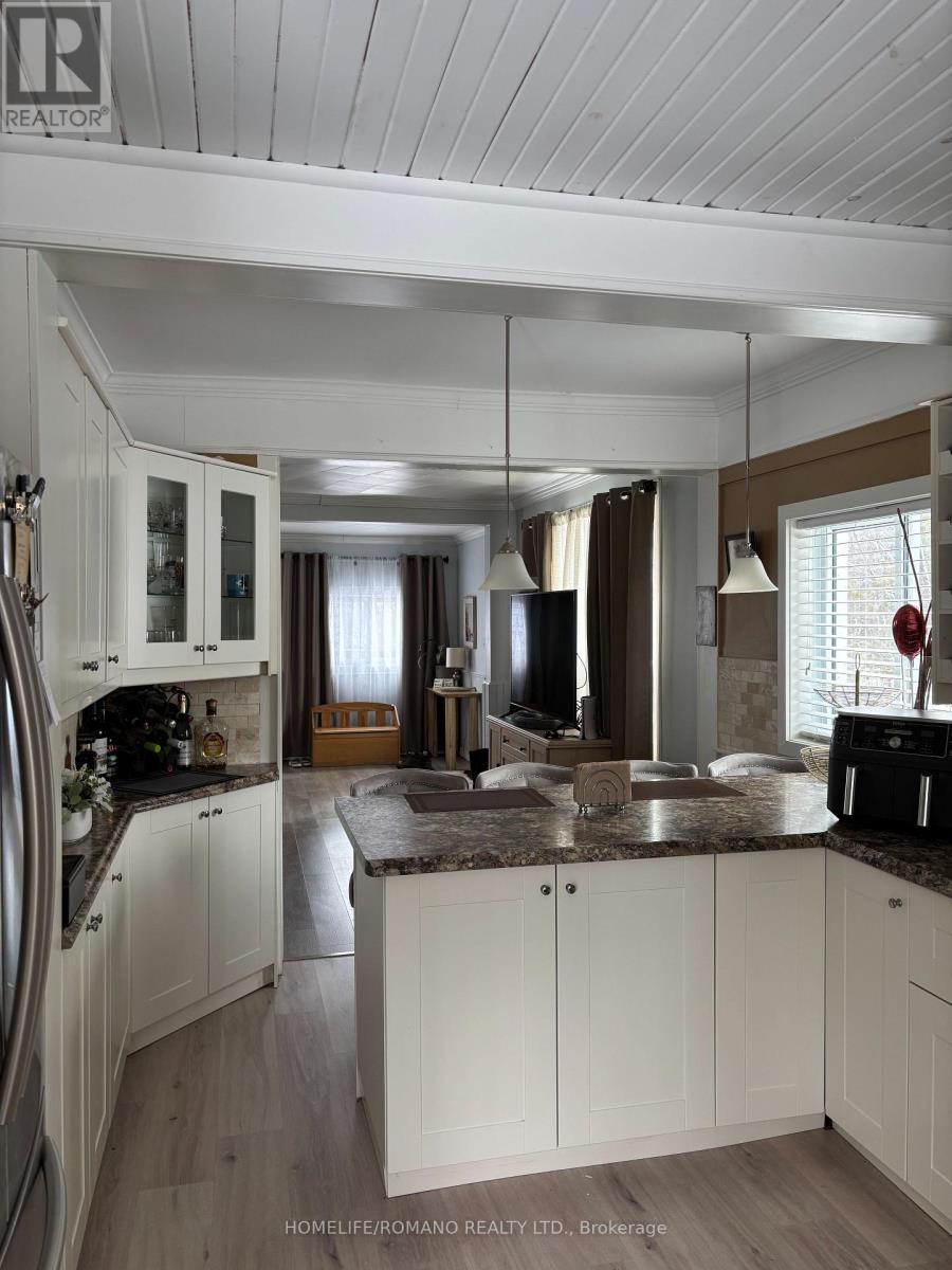 15 Pleasure Street, Kawartha Lakes, Ontario  K0M 1G0 - Photo 19 - X12884276