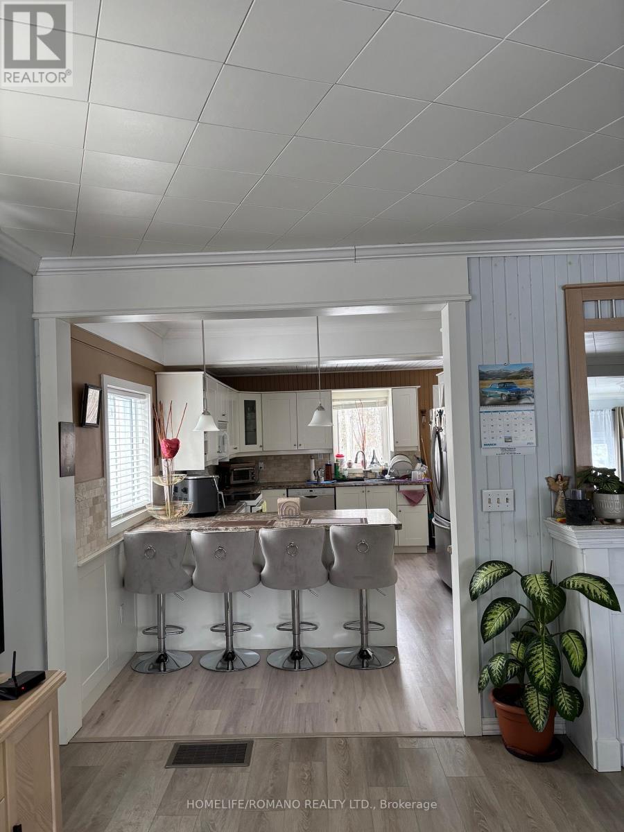 15 Pleasure Street, Kawartha Lakes, Ontario  K0M 1G0 - Photo 9 - X12884276