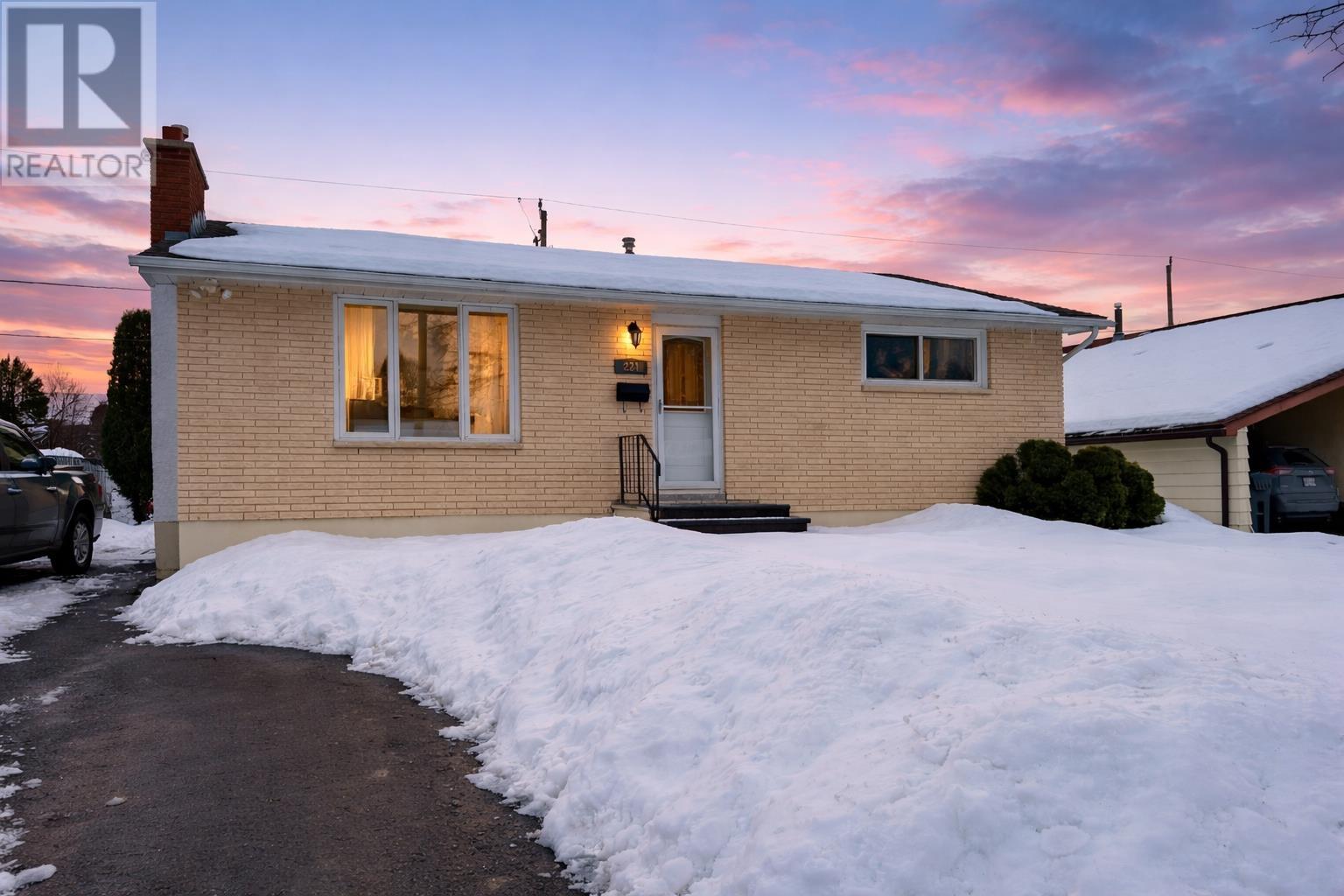 221 Cedar AVE, thunder bay, Ontario