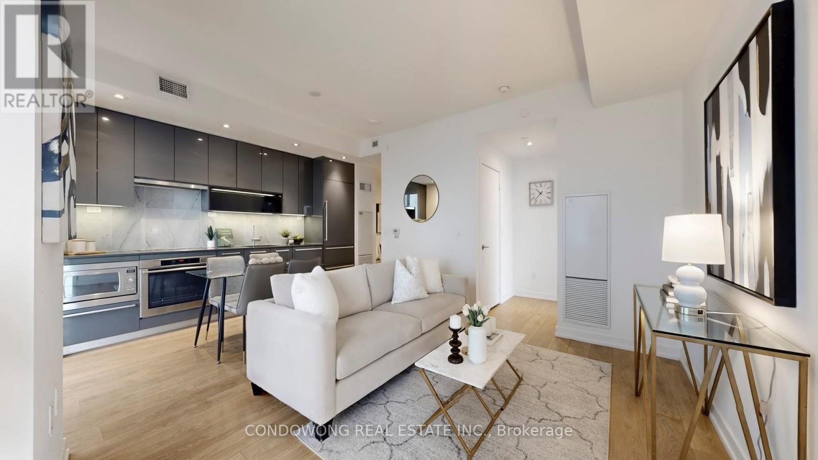 <div class="slider-price">$728,000</div><p>3003 - 117 Mcmahon Drive, Toronto, Ontario</p>