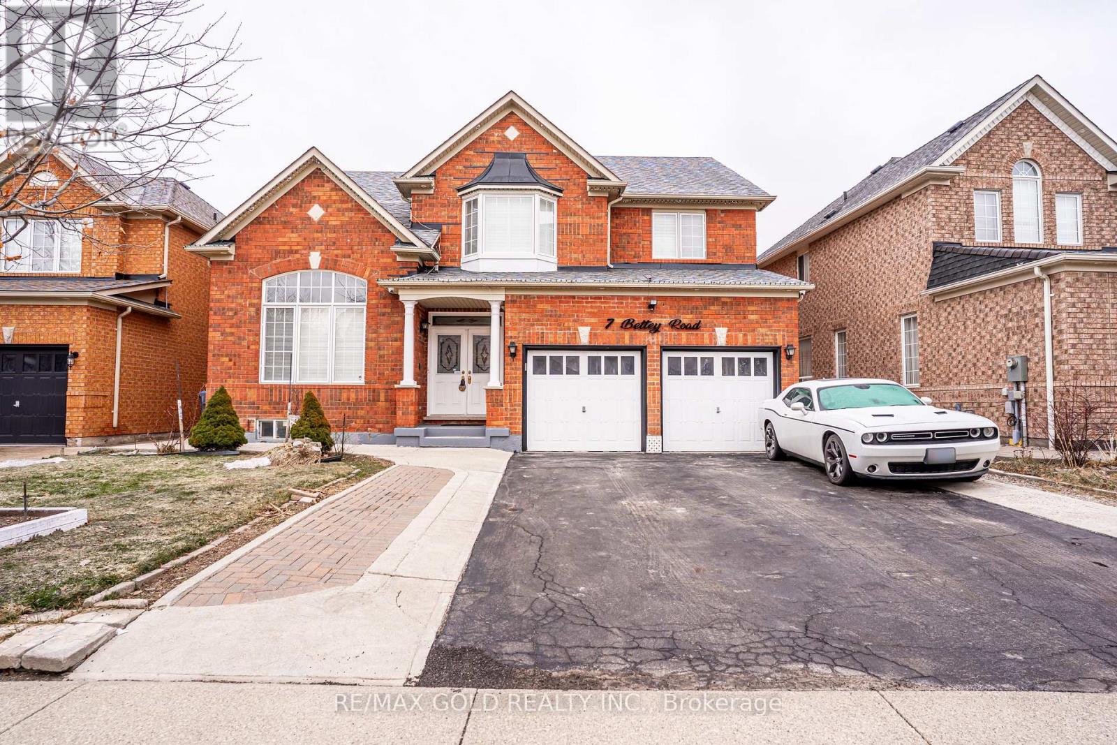 7 BETTEY ROAD, Brampton, Ontario
