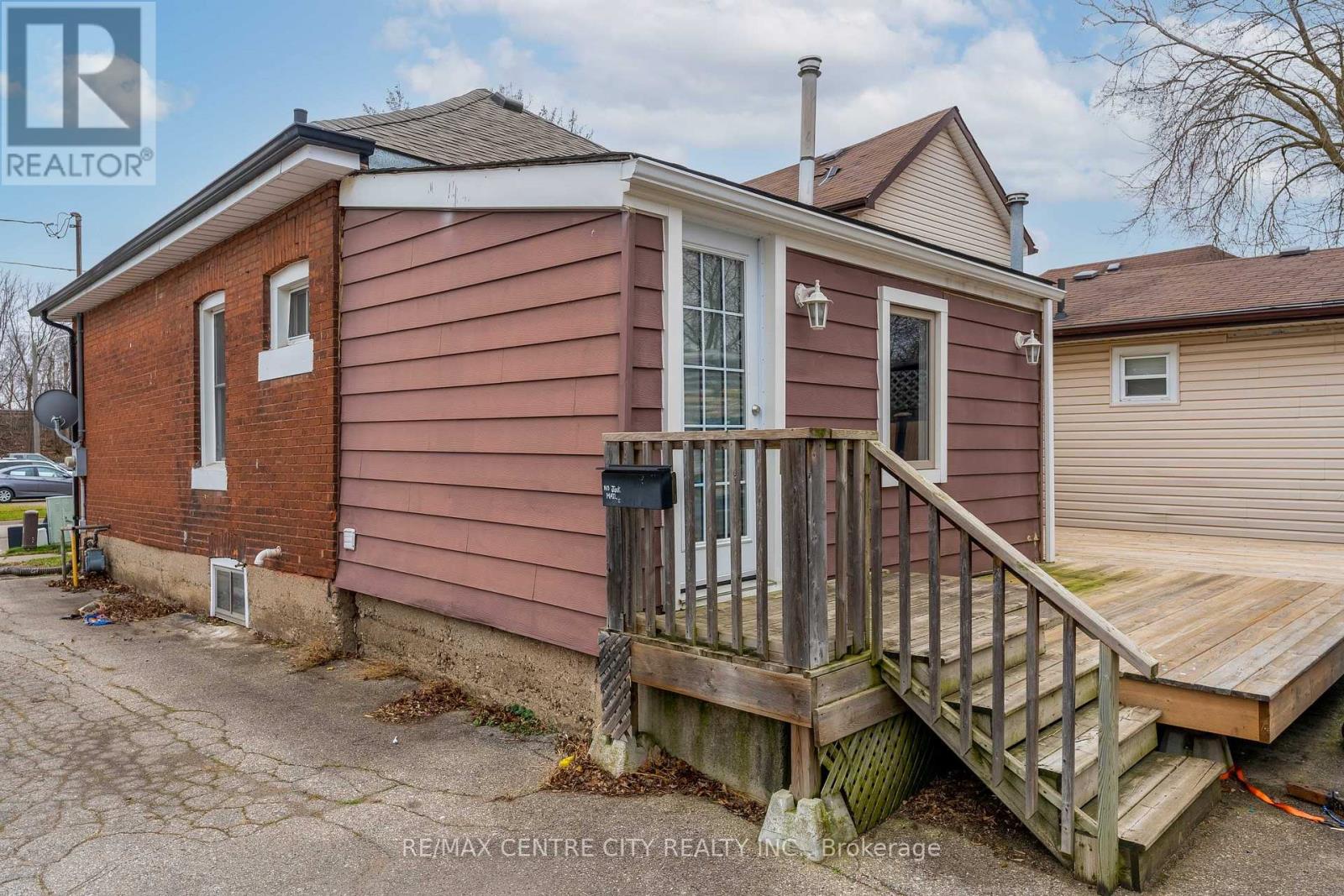 24 Bruce Street, Brantford, Ontario N3R 1E2 - Photo 2 - X12884366