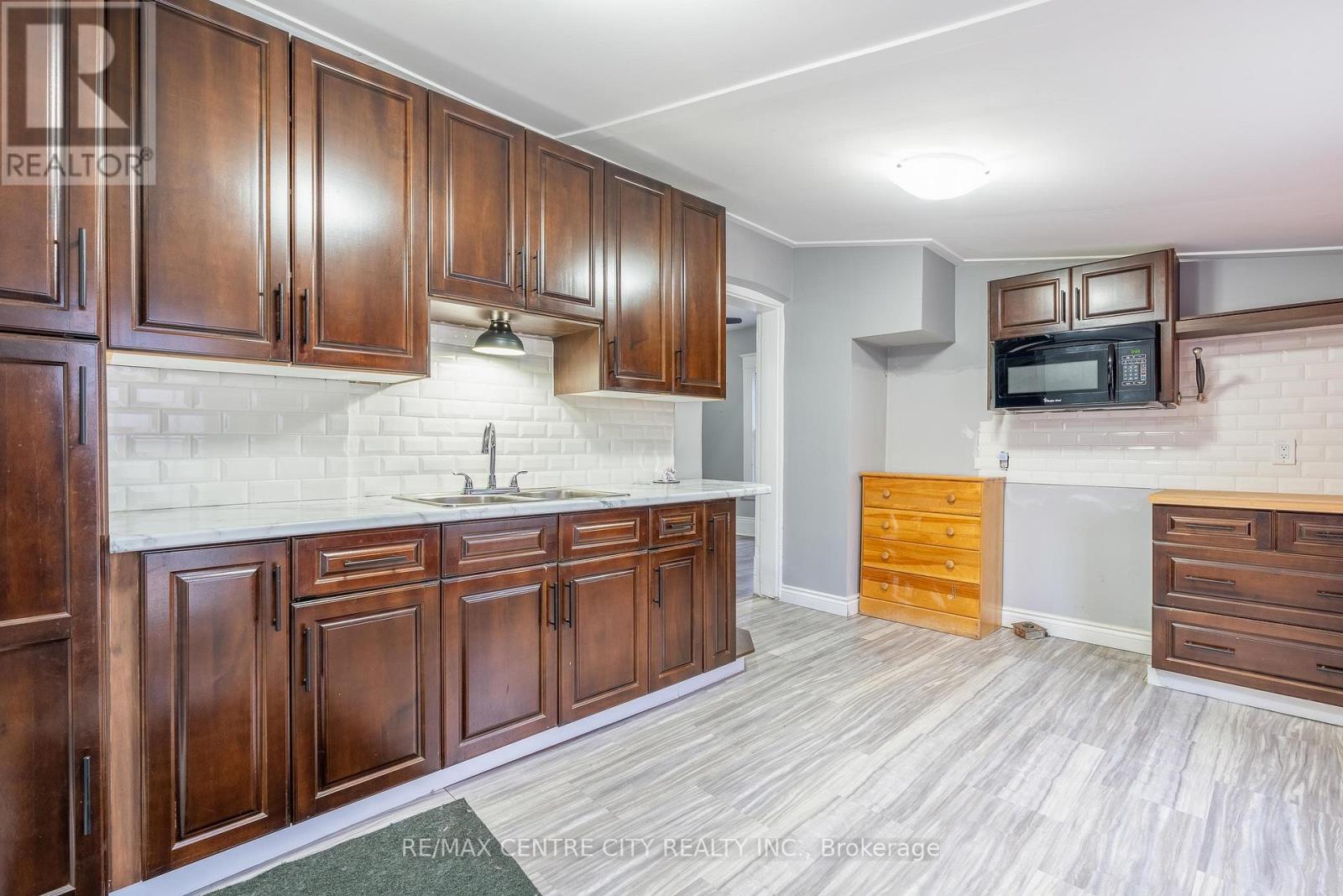 24 Bruce Street, Brantford, Ontario N3R 1E2 - Photo 3 - X12884366