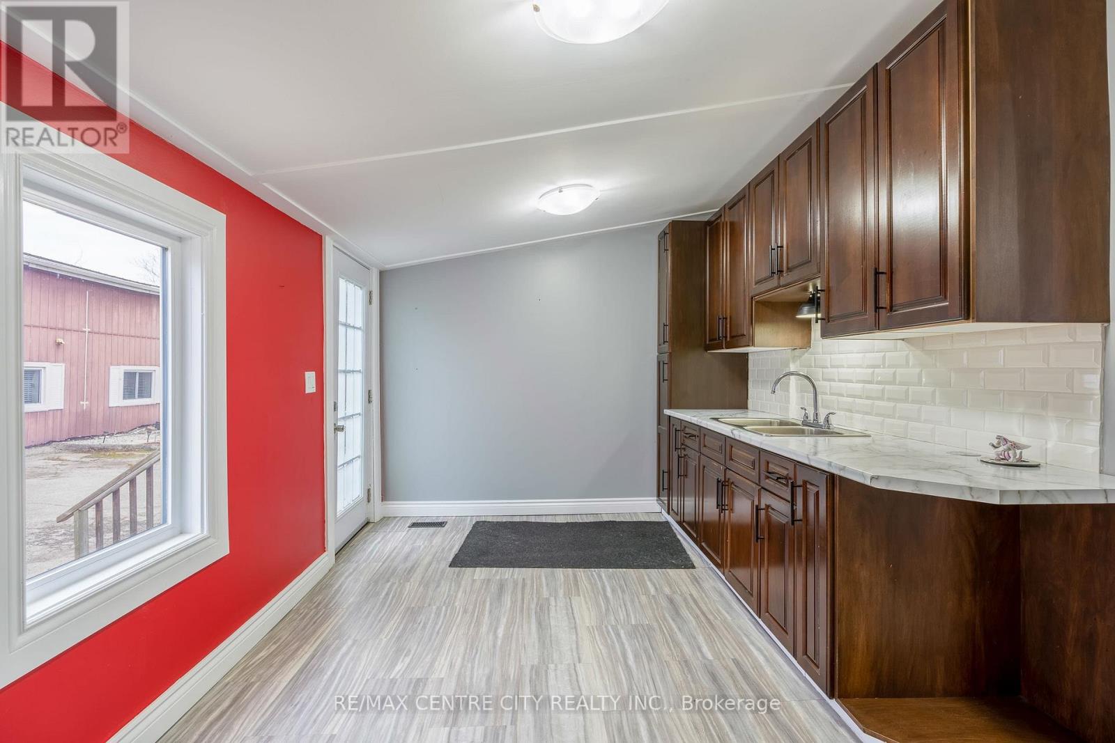 24 Bruce Street, Brantford, Ontario N3R 1E2 - Photo 4 - X12884366