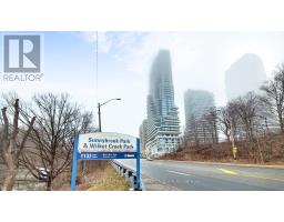 212 - 10 INN ON THE PARK DRIVE, Toronto, Ontario