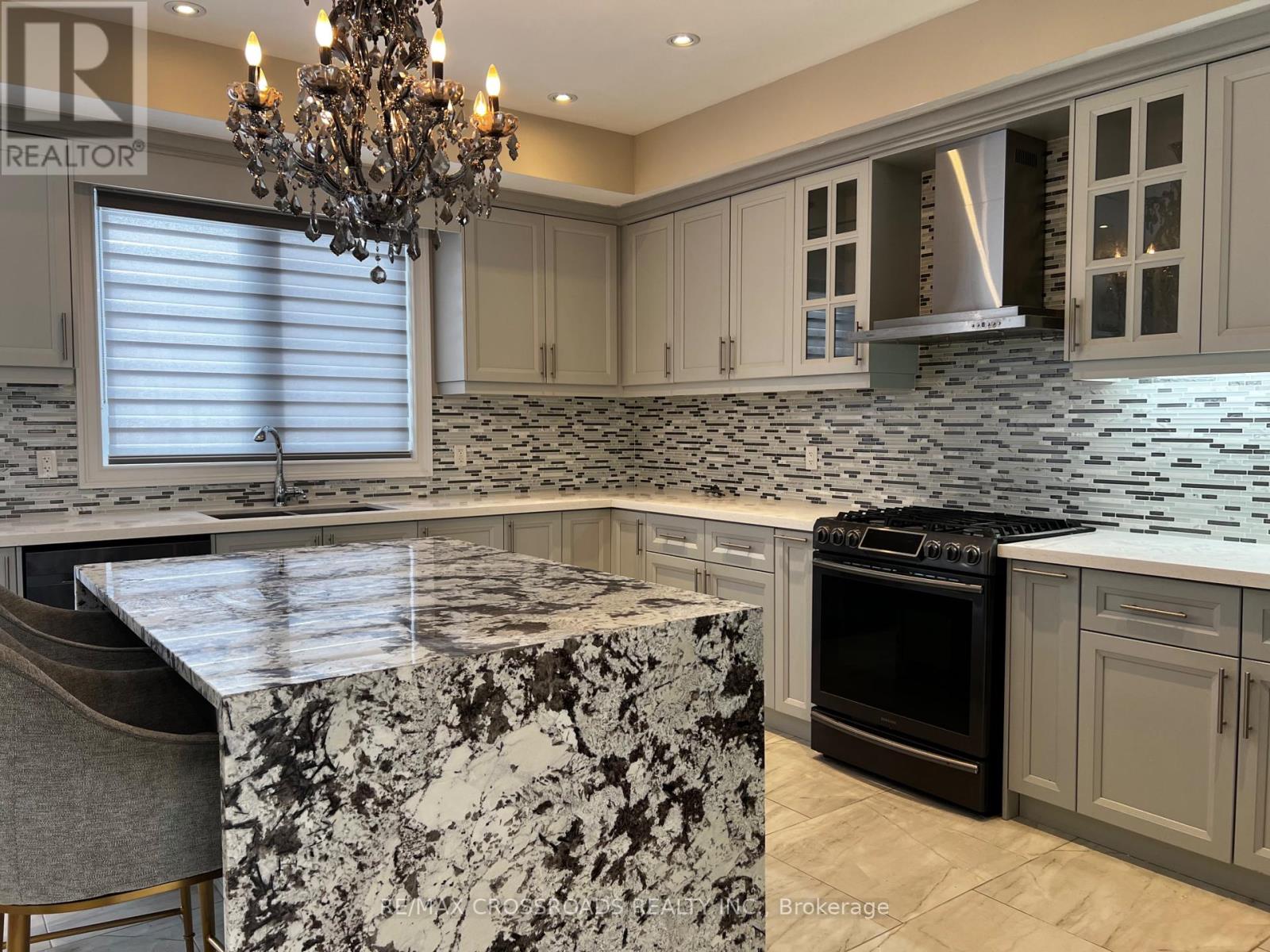 602 Lake Drive S, Georgina, Ontario  L4P 1T5 - Photo 2 - N12884362