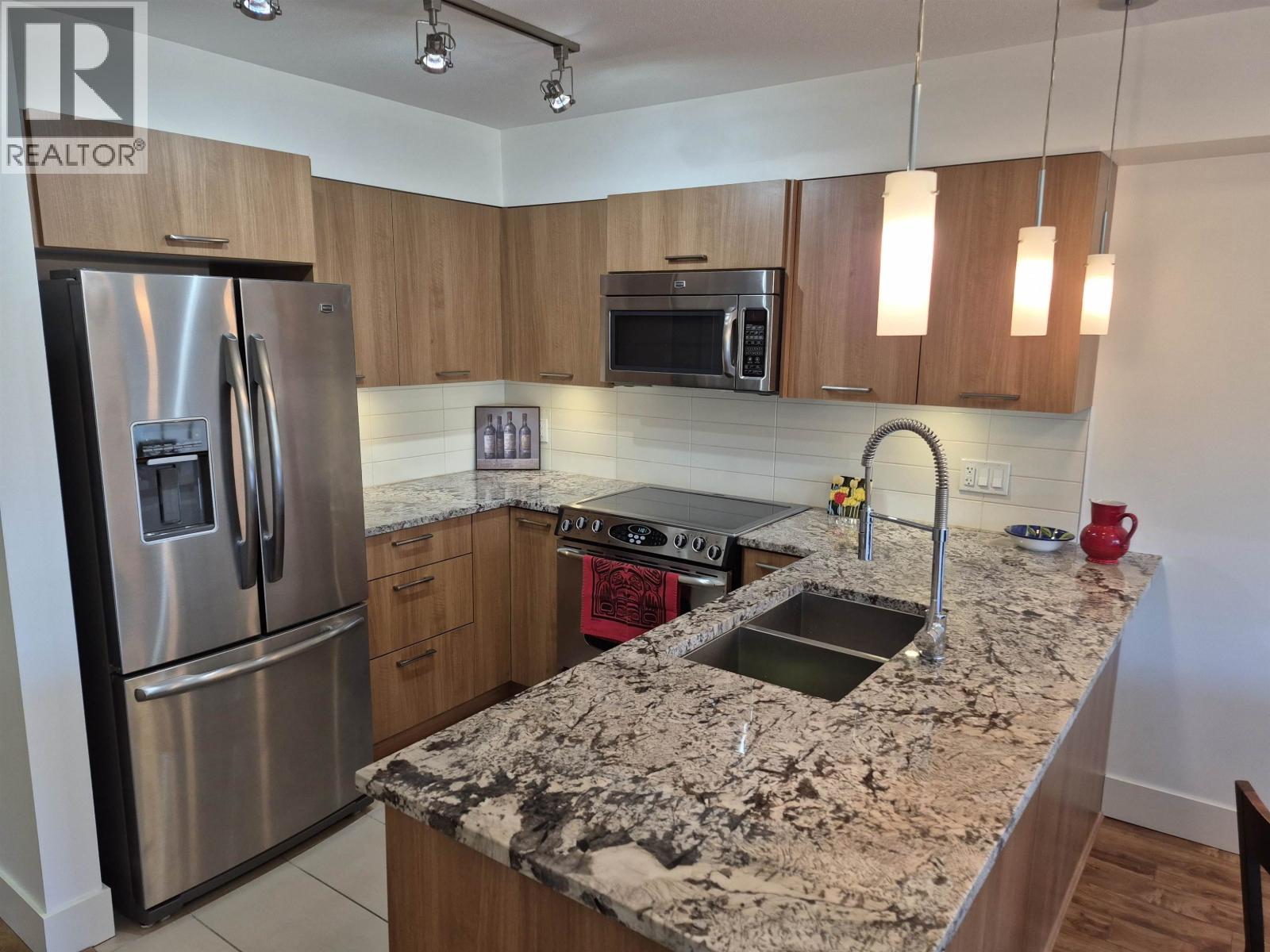 306 5682 Wharf Avenue, Sechelt, British Columbia  V7Z 0J3 - Photo 3 - R3085887