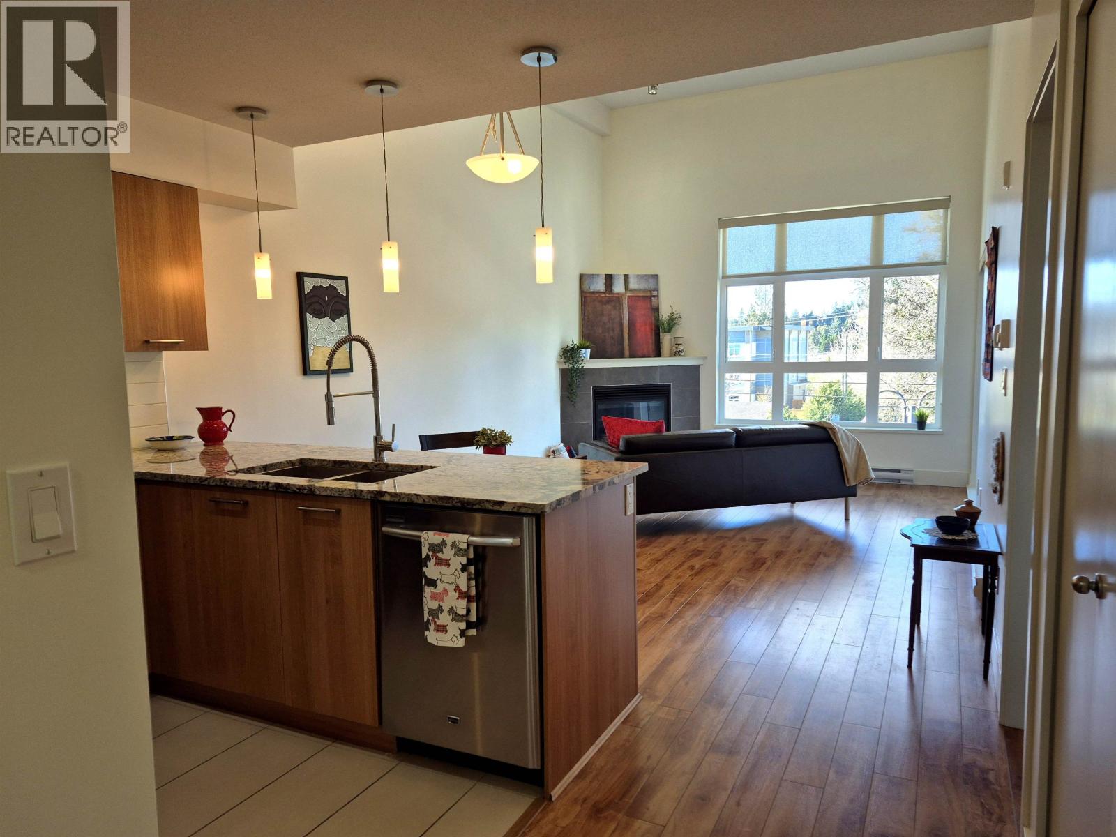 306 5682 Wharf Avenue, Sechelt, British Columbia  V7Z 0J3 - Photo 4 - R3085887