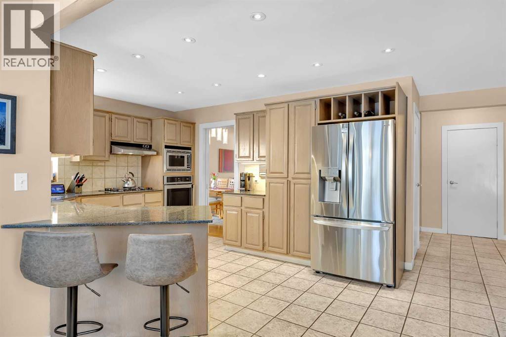 30 Oakmount Court Sw, Calgary, Alberta  T2V 5B7 - Photo 12 - A2292368